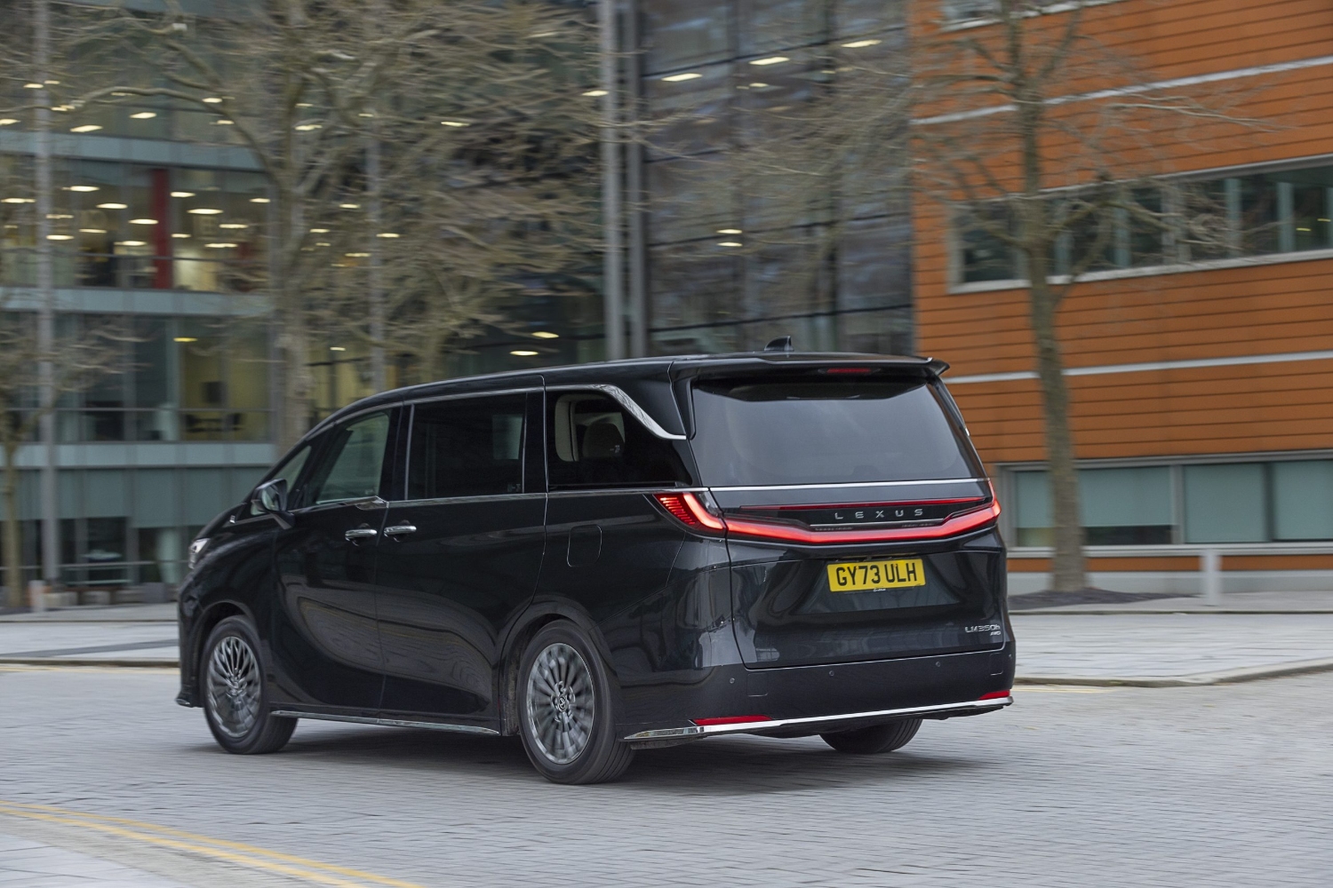 لكزس-lm-المربع-نت-28