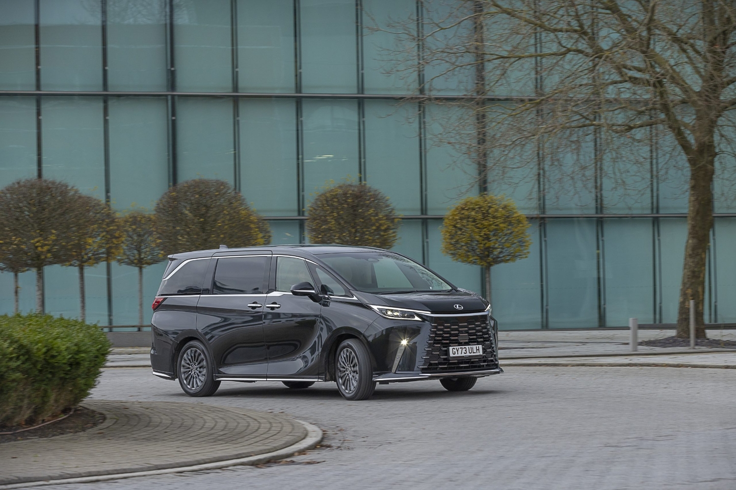 لكزس-lm-المربع-نت-29