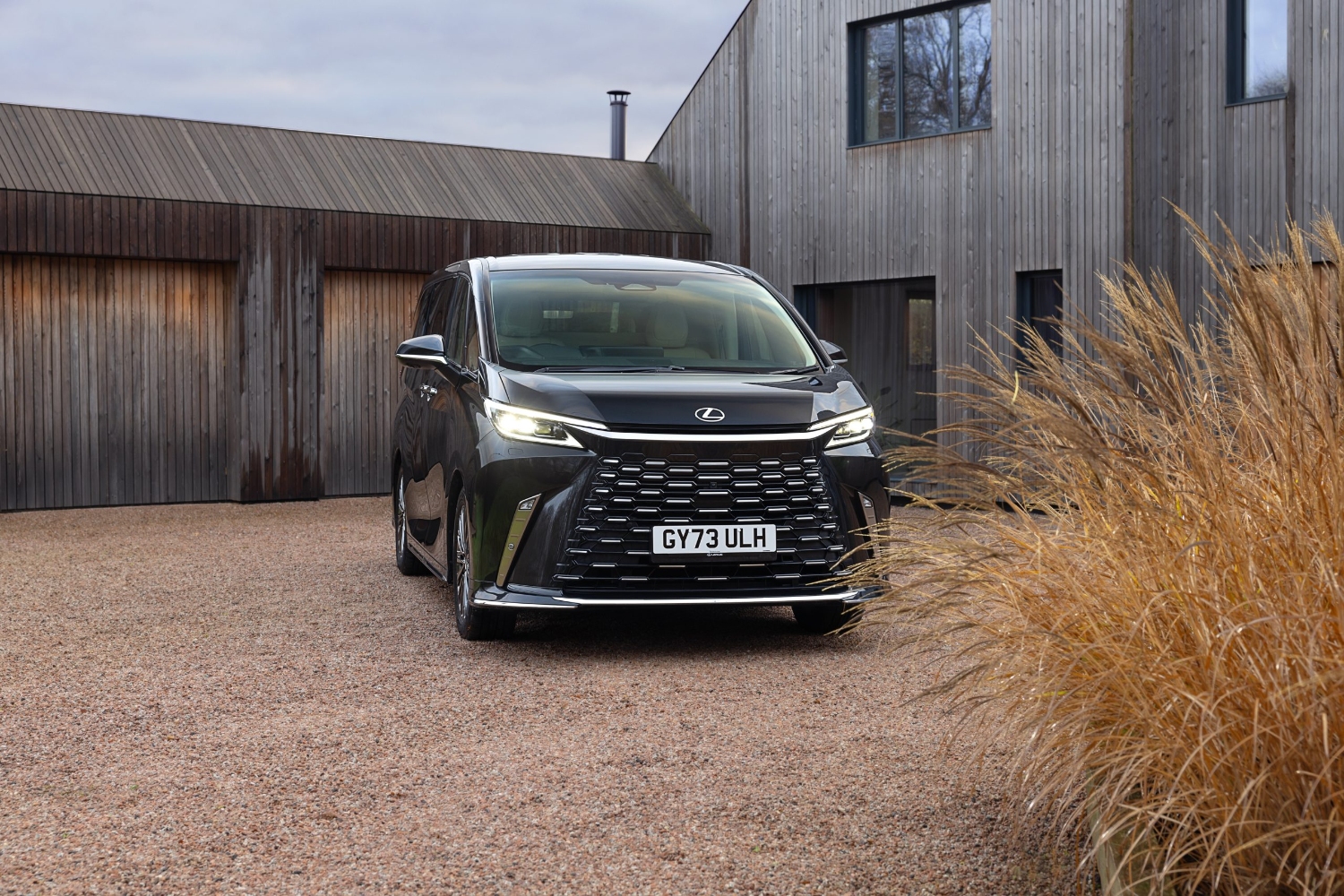 لكزس-lm-المربع-نت-33