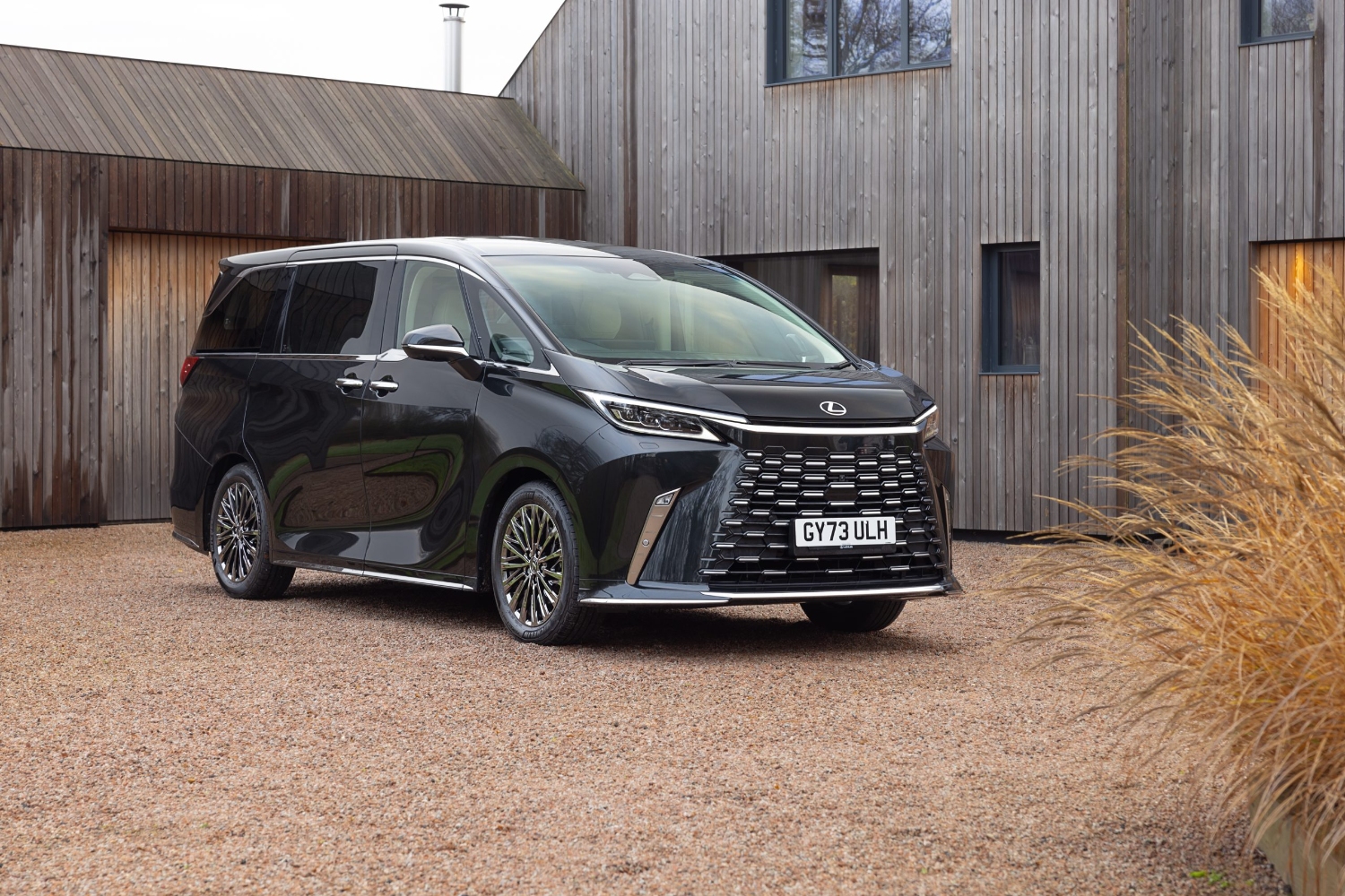 لكزس-lm-المربع-نت-34