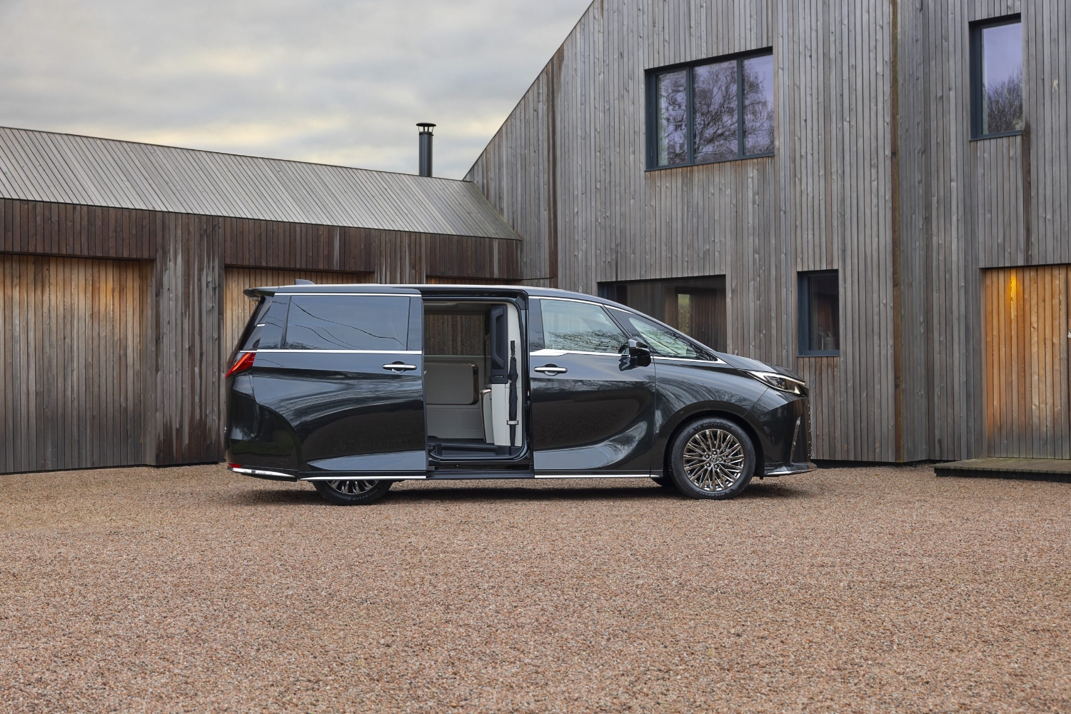 لكزس-lm-المربع-نت-36