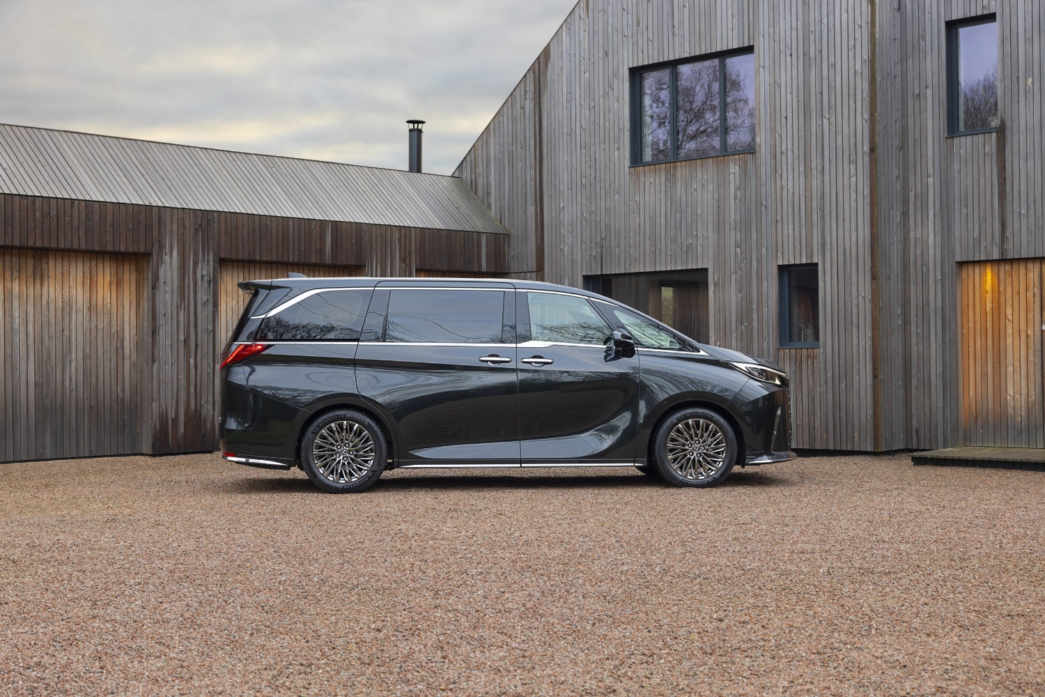 لكزس-lm-المربع-نت-37