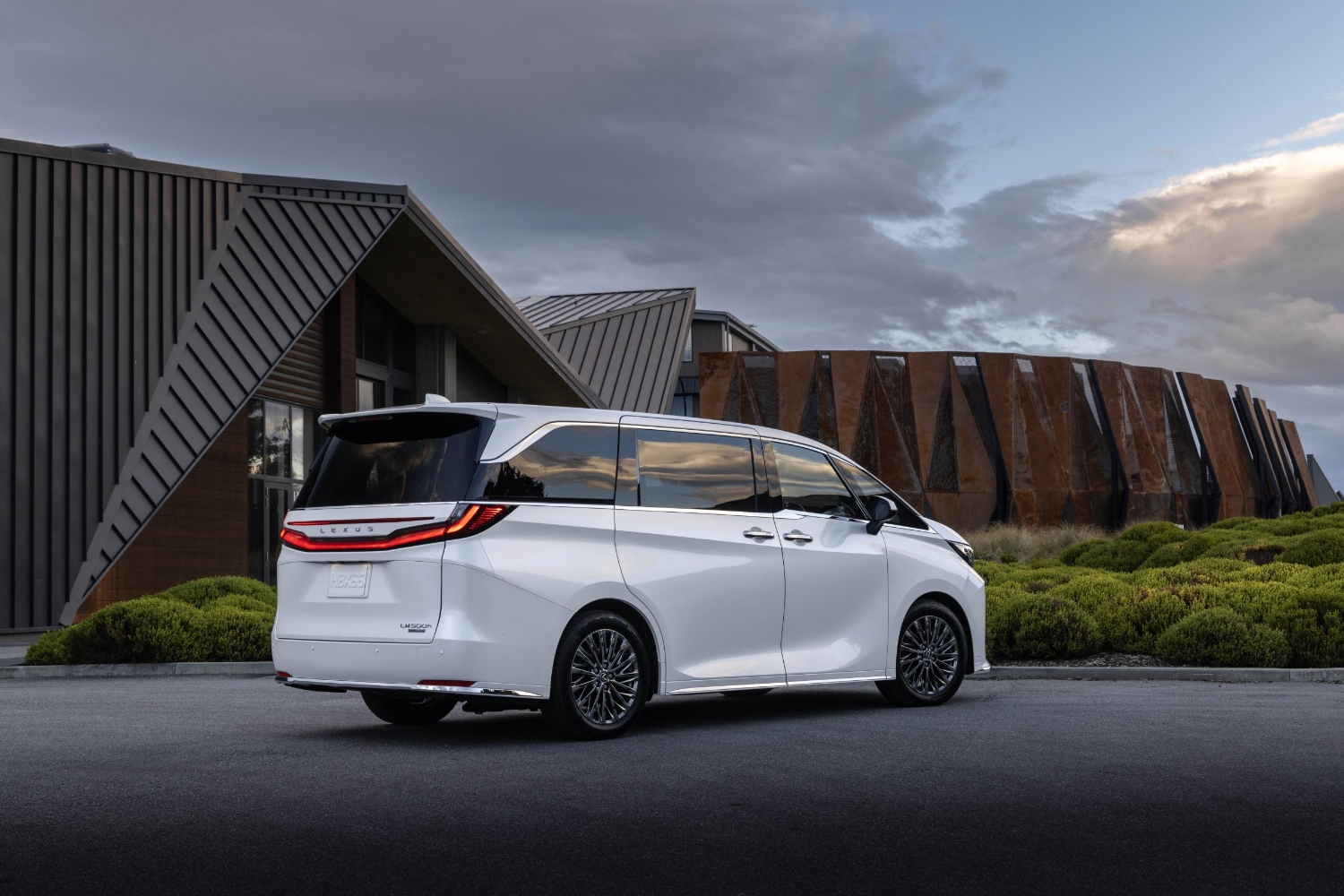 لكزس-lm-المربع-نت-4