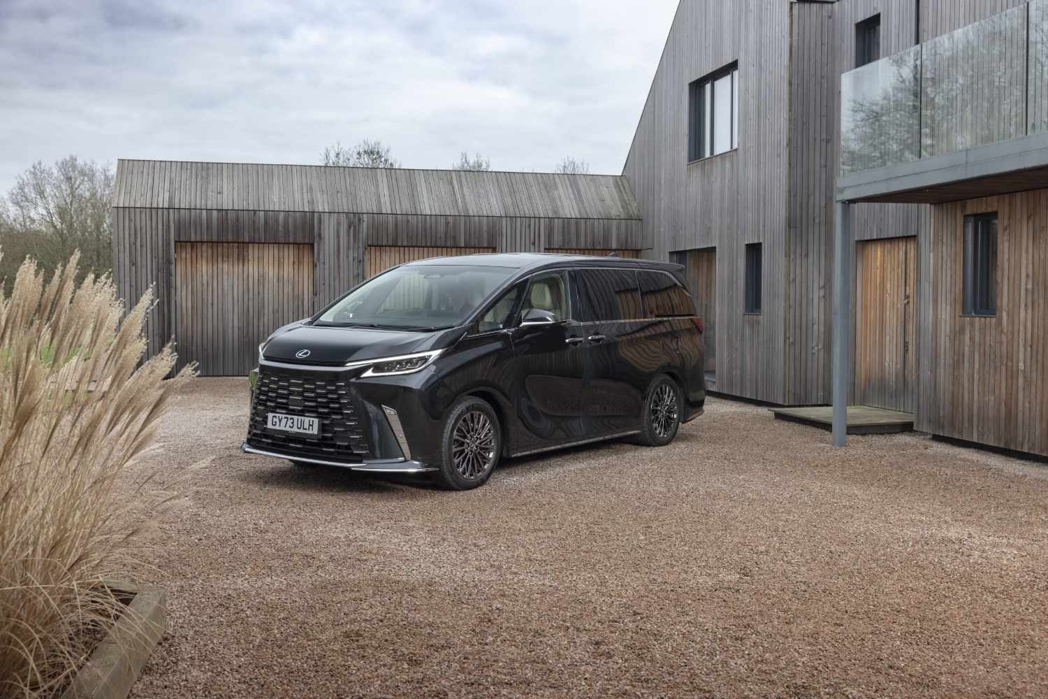 لكزس-lm-المربع-نت-41