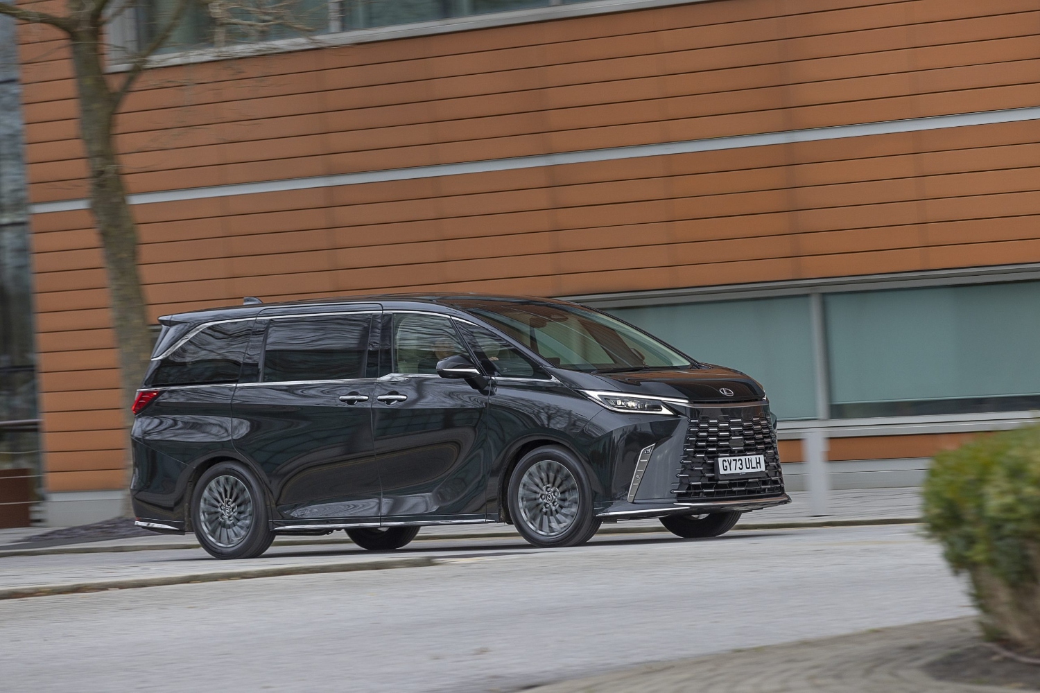 لكزس-lm-المربع-نت-42