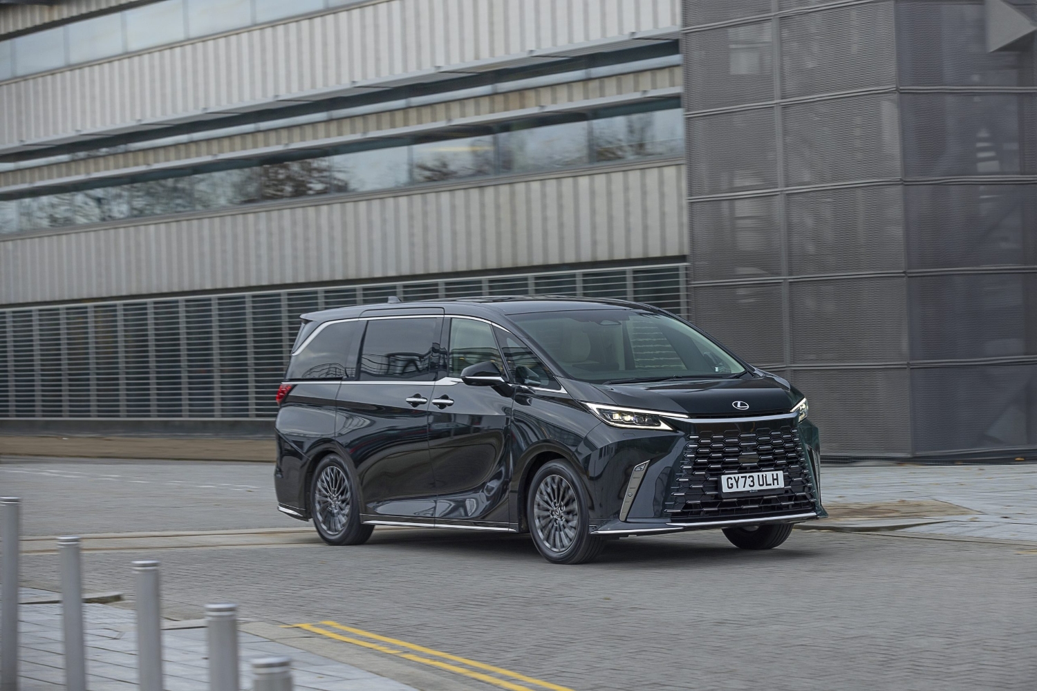 لكزس-lm-المربع-نت-43