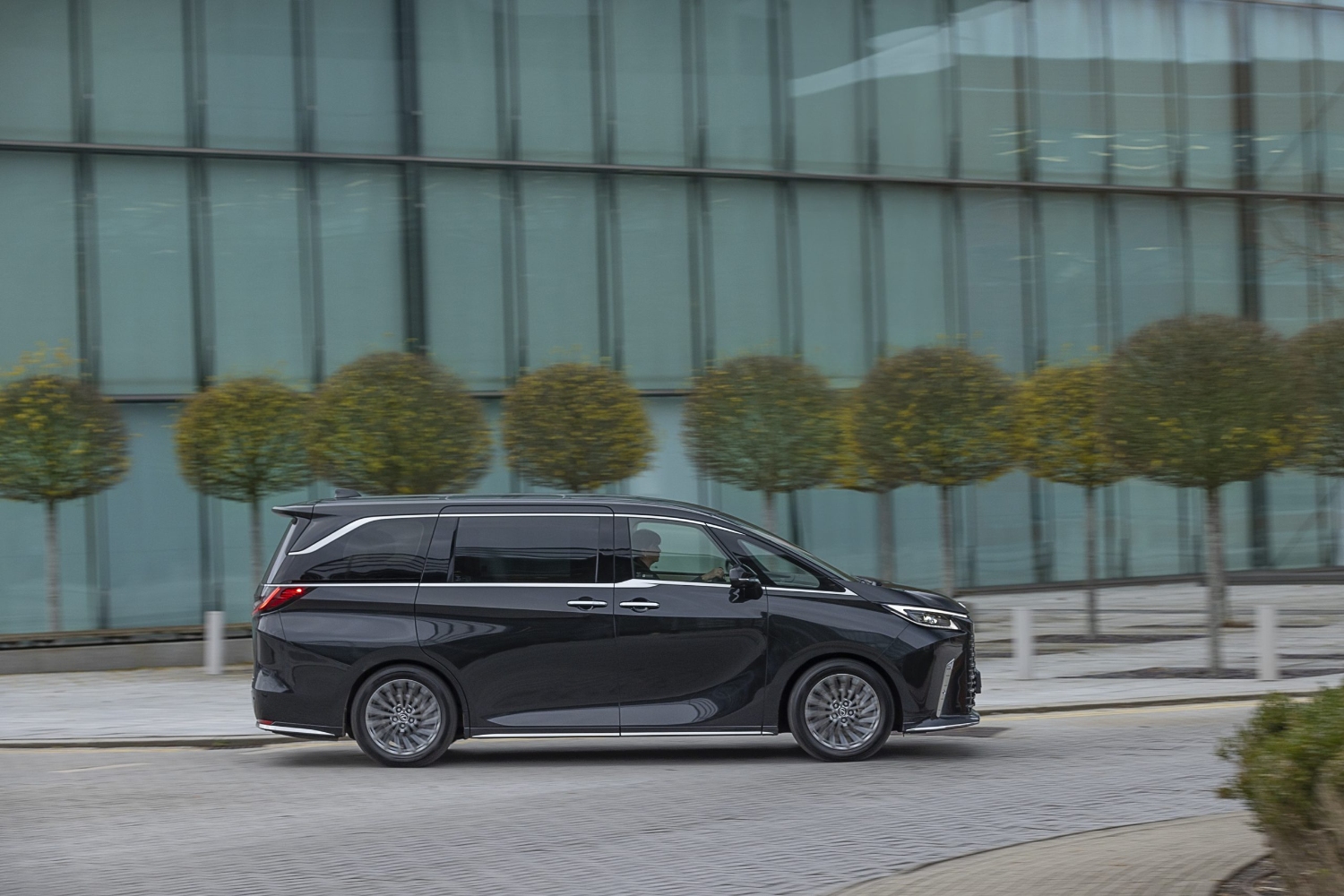 لكزس-lm-المربع-نت-44