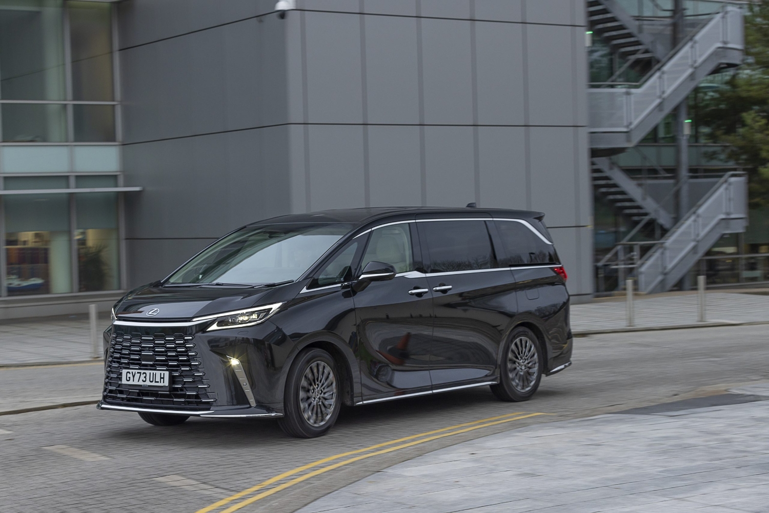 لكزس-lm-المربع-نت-45