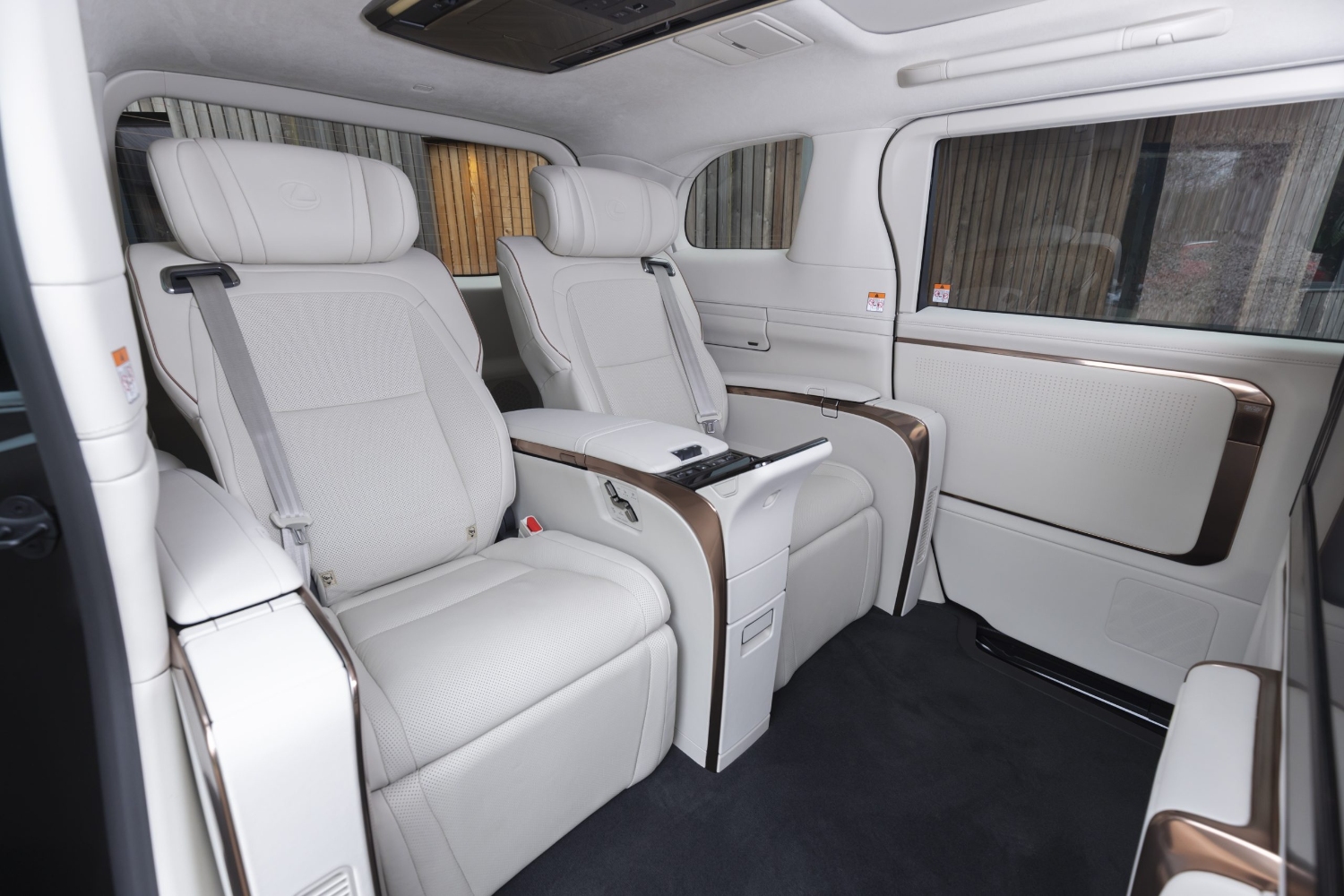 لكزس-lm-المربع-نت-46