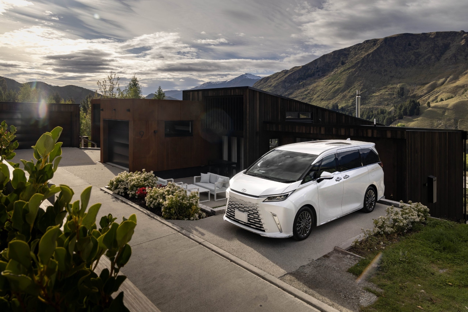 لكزس-lm-المربع-نت-5