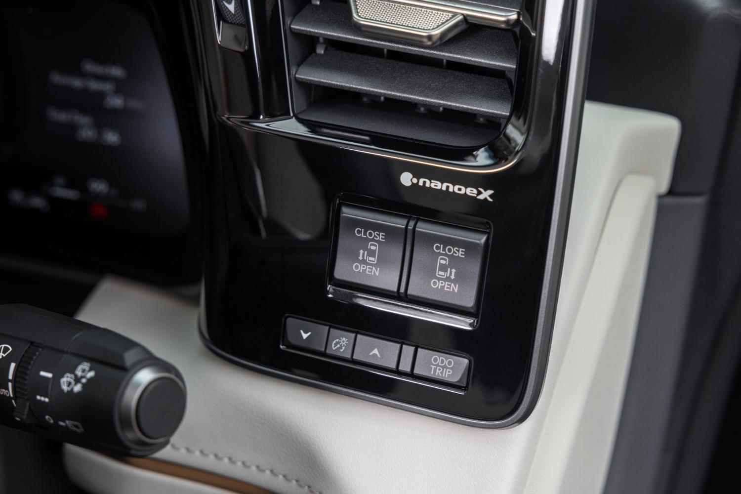 لكزس-lm-المربع-نت-50