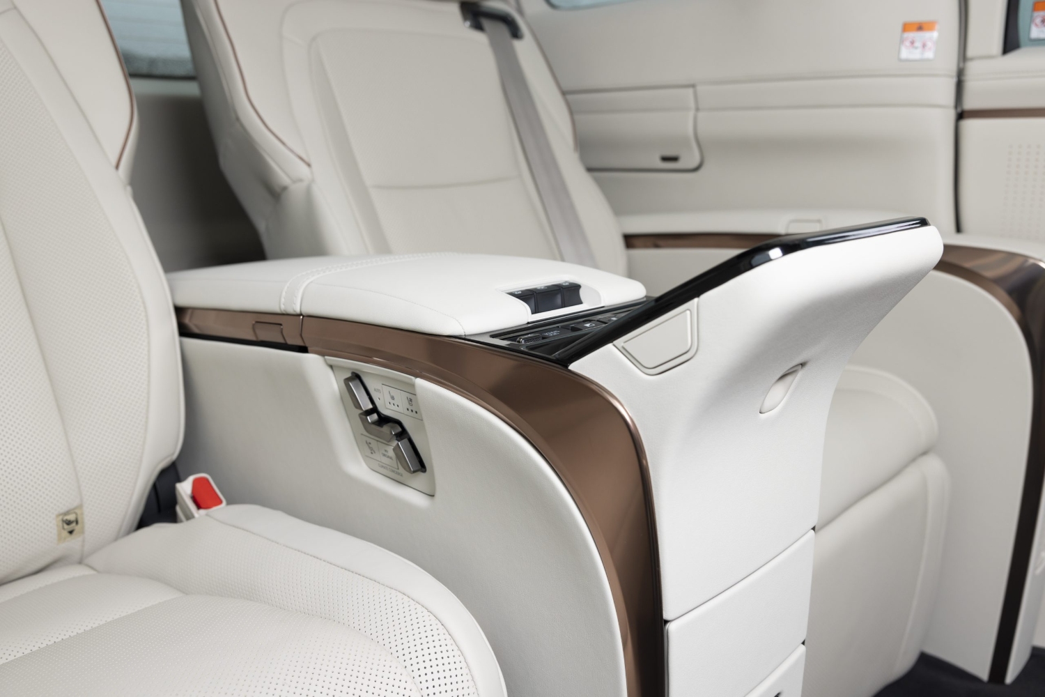 لكزس-lm-المربع-نت-58