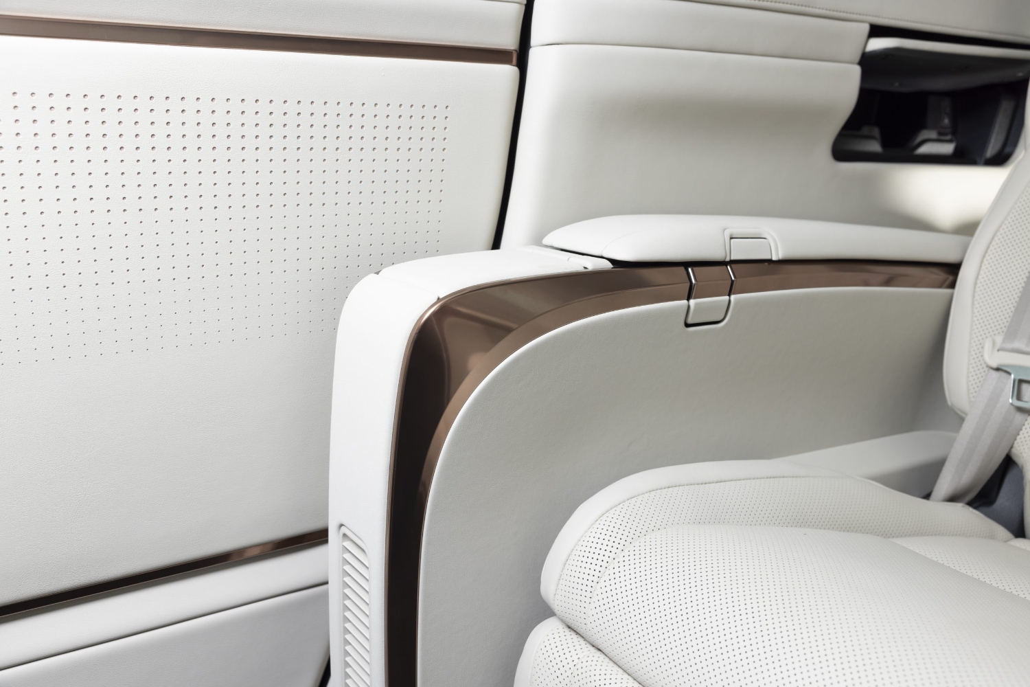 لكزس-lm-المربع-نت-60