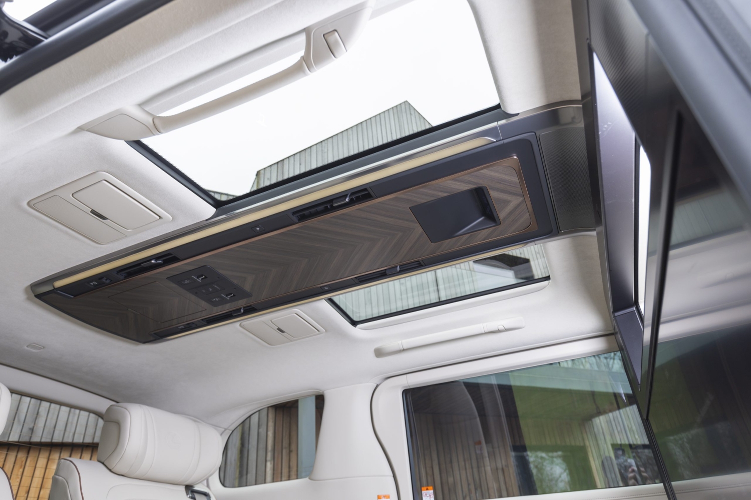 لكزس-lm-المربع-نت-63