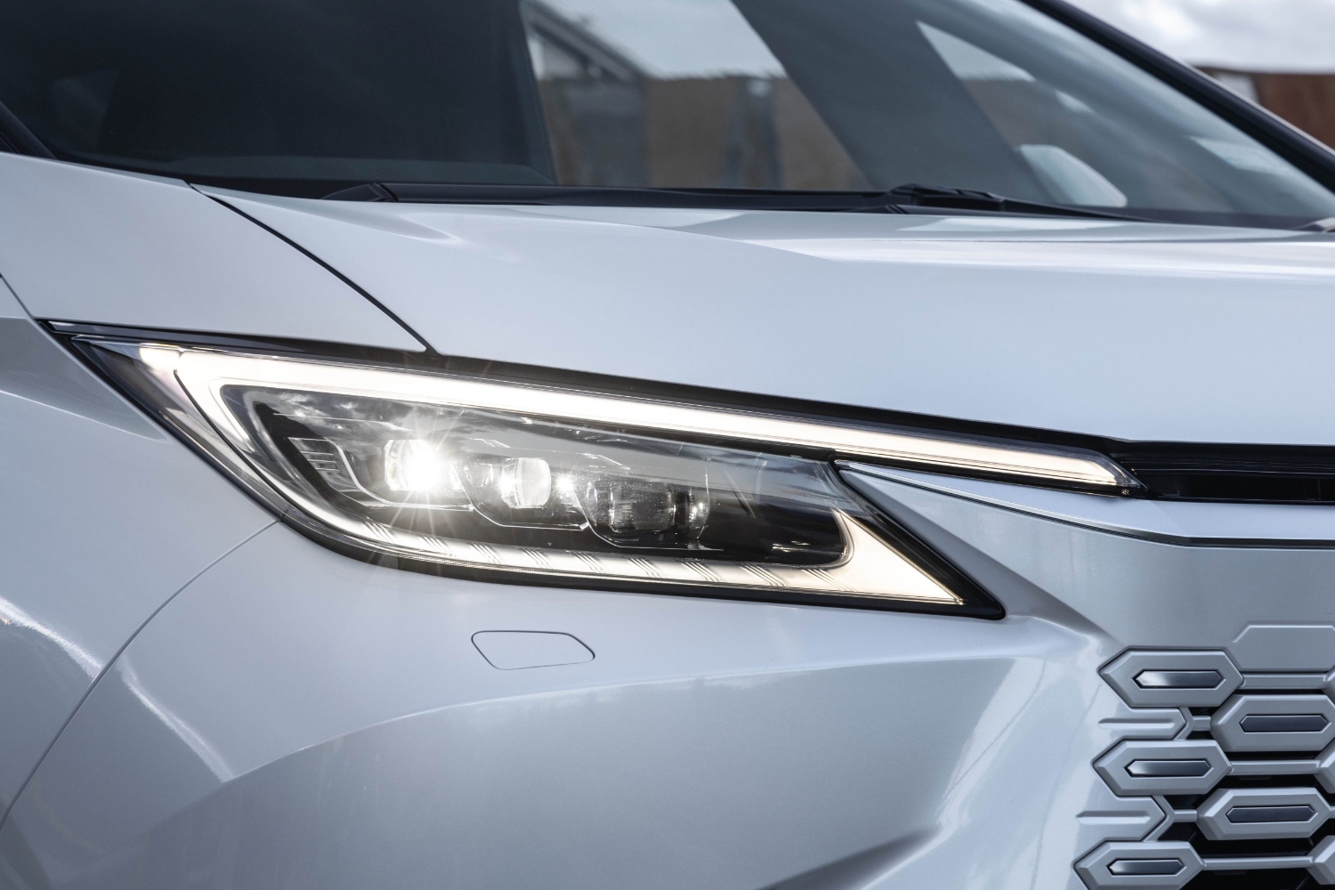 لكزس-lm-المربع-نت-7