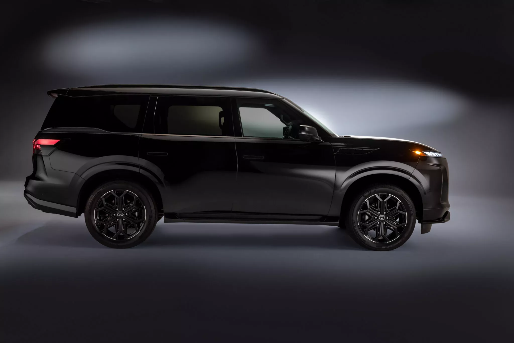 انفينيتي QX80 موديل 2026 ينطلق بفئة سبورت جديدة وتحديثات جمالية 3