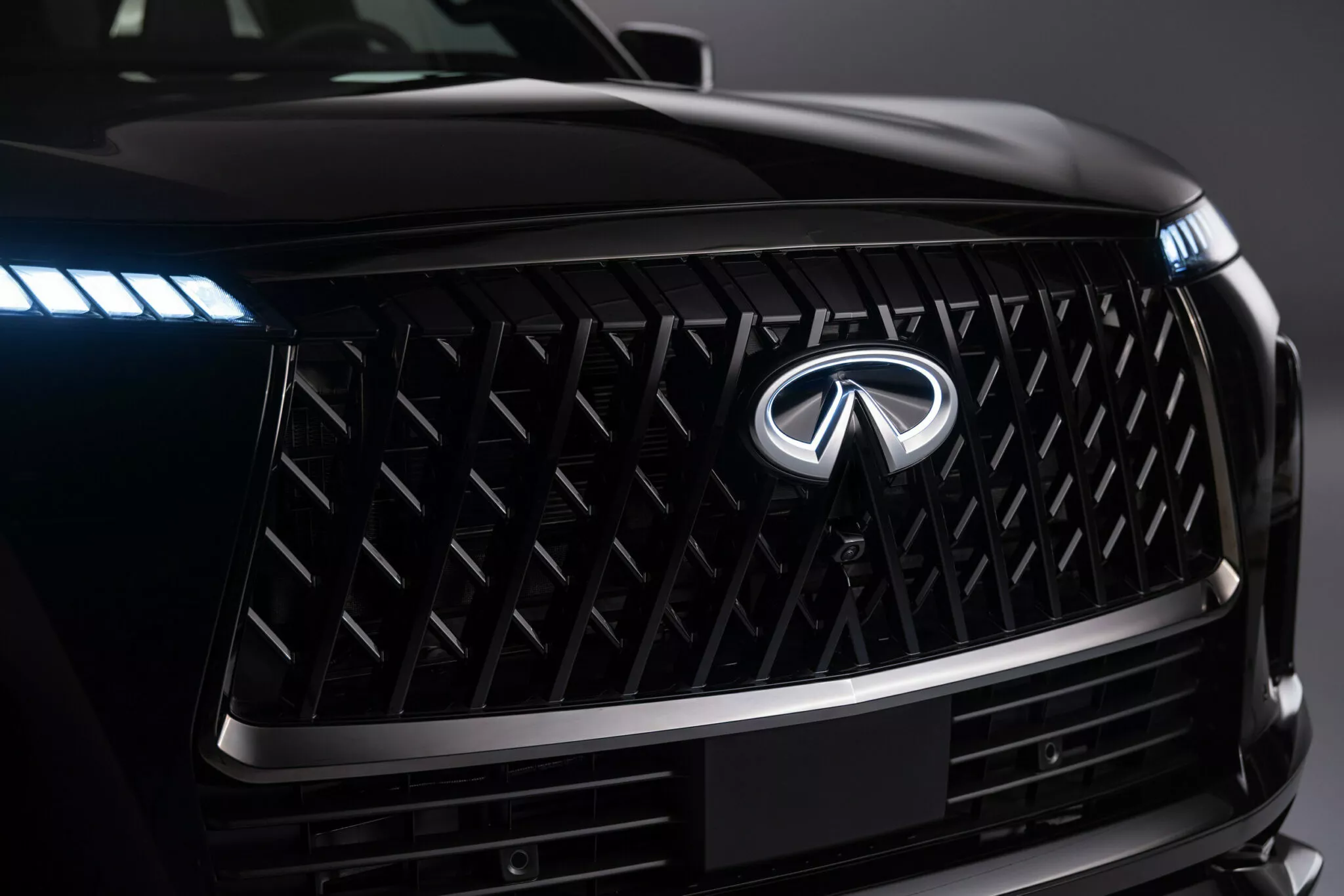 انفينيتي QX80 موديل 2026 ينطلق بفئة سبورت جديدة وتحديثات جمالية 6