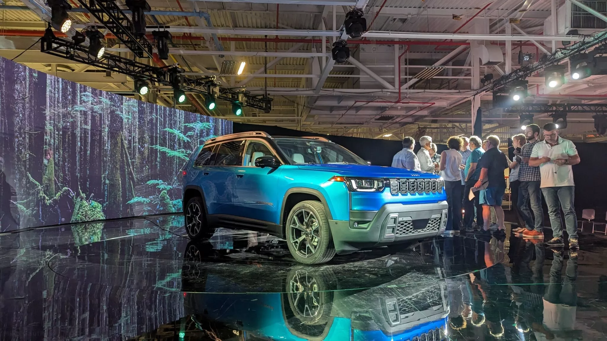 جيب شيروكي 2026 الجيل الجديد كلياً ينطلق بحجم أكبر وداخلية أفخم ومحرك هايبرد 7