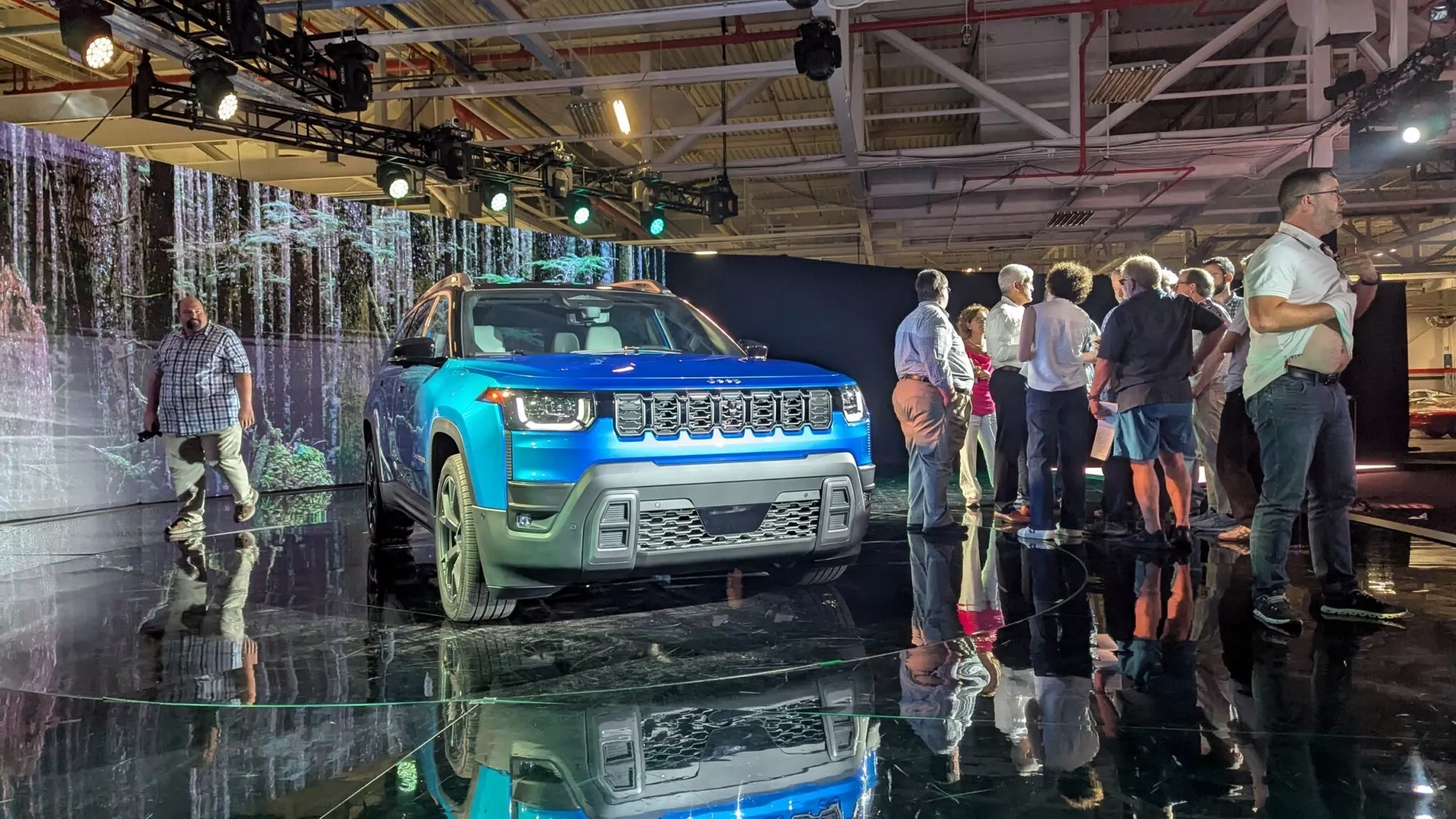 جيب شيروكي 2026 الجيل الجديد كلياً ينطلق بحجم أكبر وداخلية أفخم ومحرك هايبرد 8