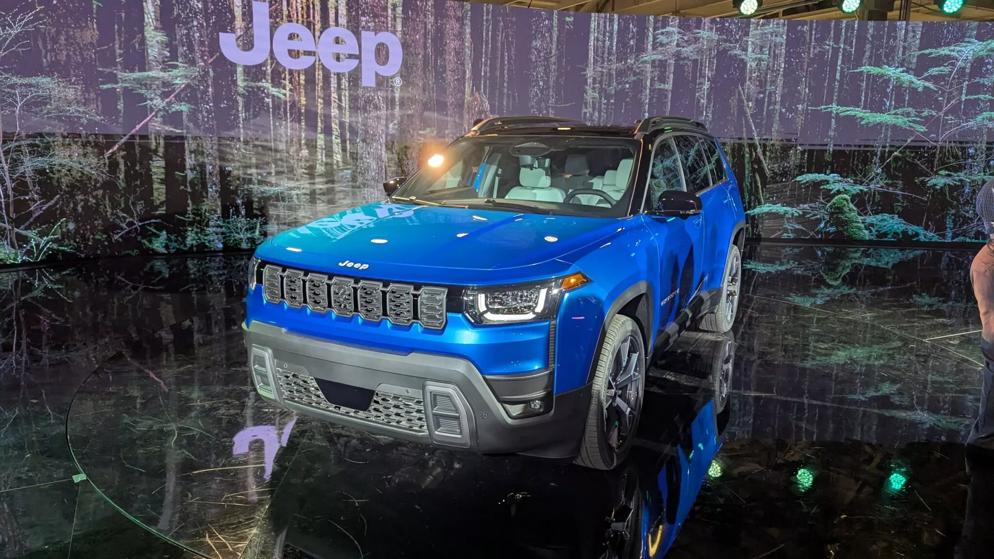 جيب شيروكي 2026 الجيل الجديد كلياً ينطلق بحجم أكبر وداخلية أفخم ومحرك هايبرد 9