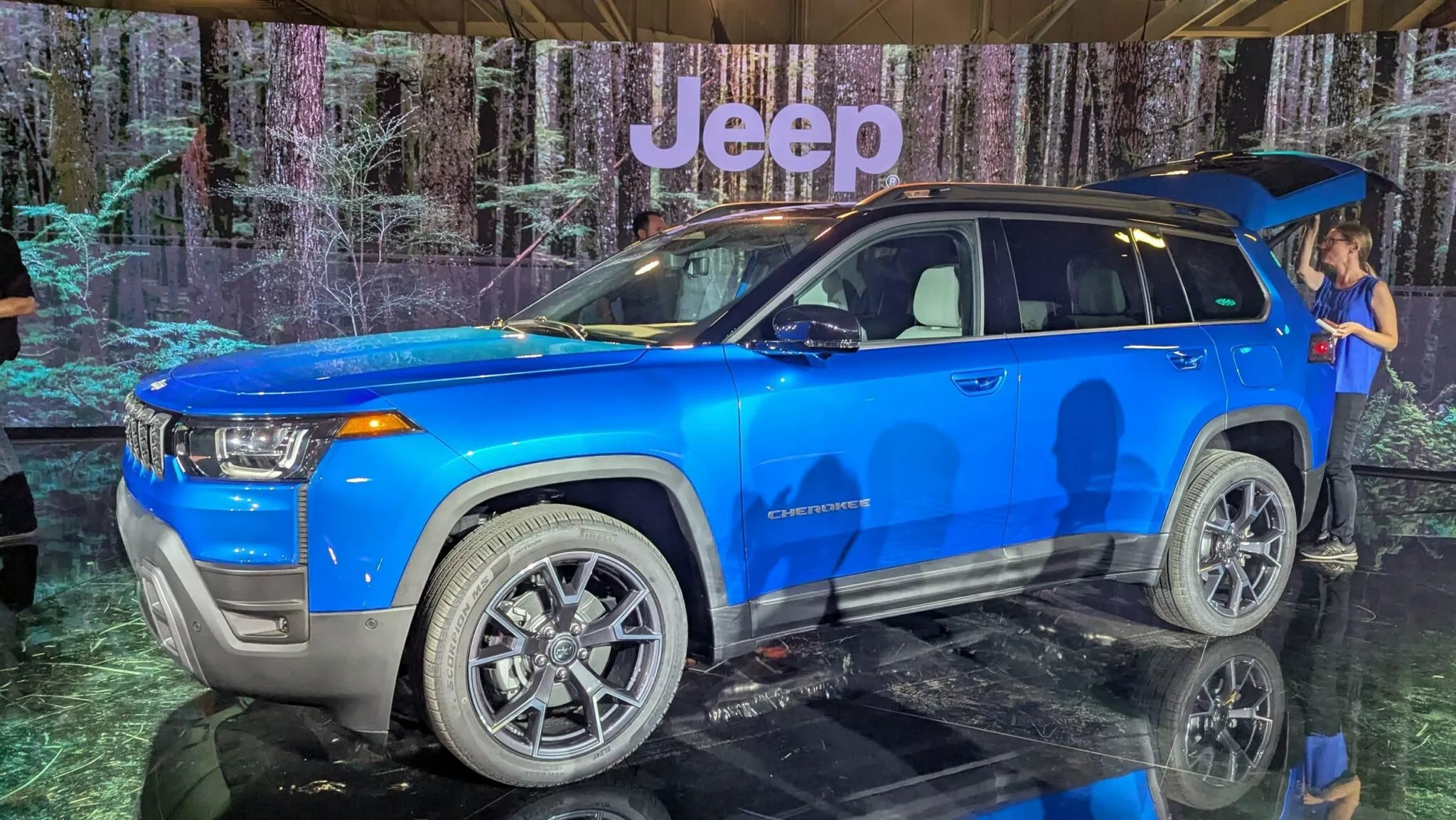 جيب شيروكي 2026 الجيل الجديد كلياً ينطلق بحجم أكبر وداخلية أفخم ومحرك هايبرد 13