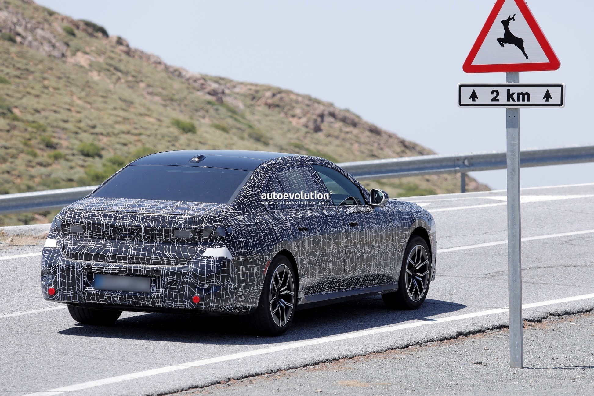 بي ام دبليو الفئة السابعة 2027 فيس ليفت تظهر أثناء اختبارها لأول مرة 11