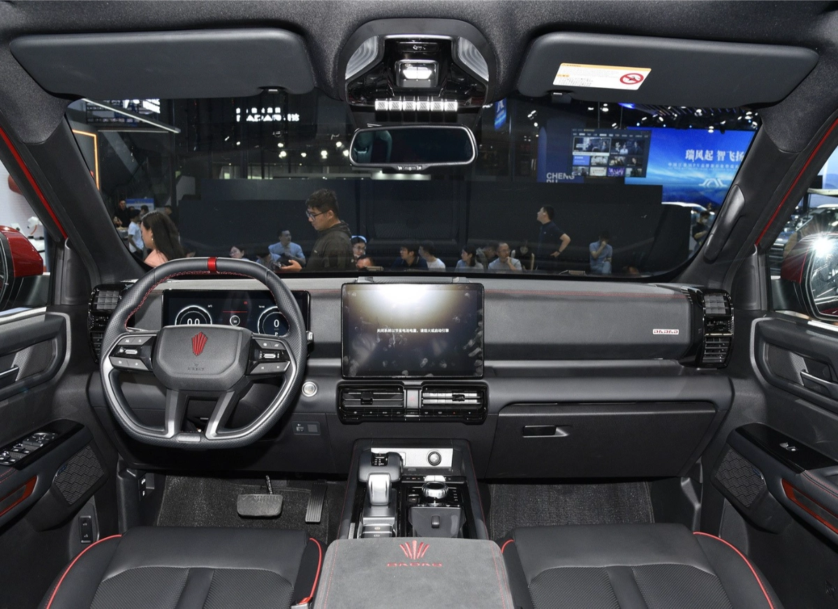 مقارنة جيه ام سي جراند افينيو برو 2025 مع النسخة العادية للبيك اب 4