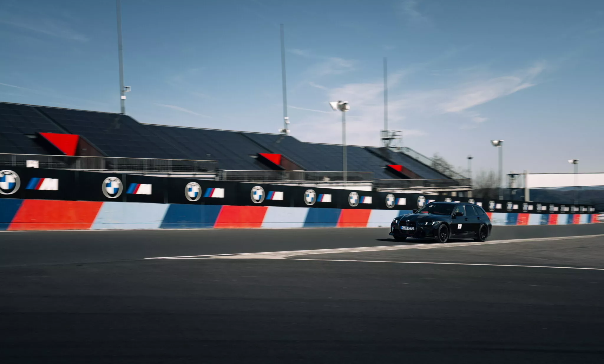 بي ام دبليو M3 CS تورينج تحطم الرقم القياسي لسيارات الواجن على حلبة نوربورغرينغ 9