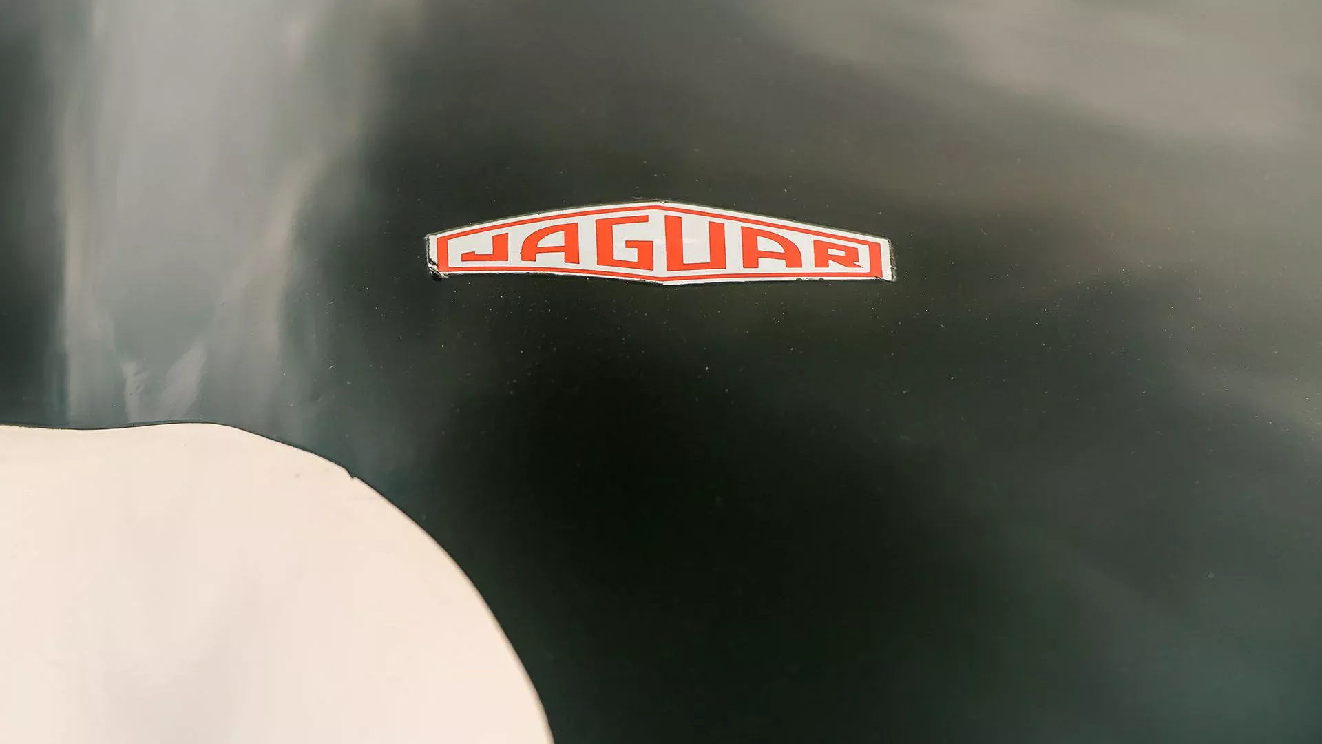 جاكوار D-Type.. أسطورة السباقات تعود للأضواء وتُعرض للبيع في مزاد 10