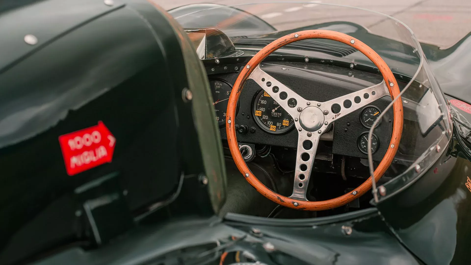 جاكوار D-Type.. أسطورة السباقات تعود للأضواء وتُعرض للبيع في مزاد 12