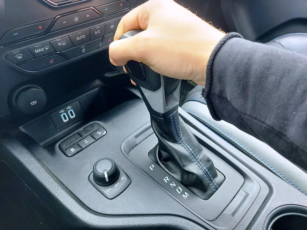 كيف تختبر القير بنفسك بدون فني قبل شراء سيارة مستعملة؟