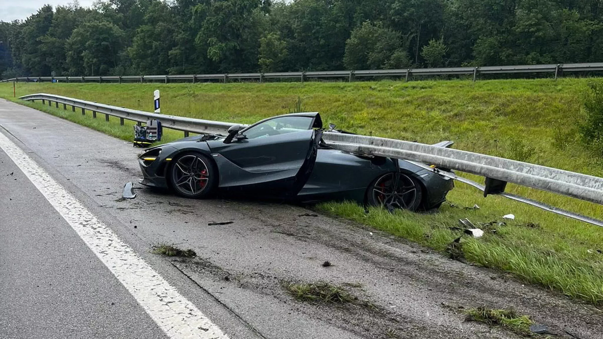 بالرغم من هول الحادث.. سائق مكلارين 720S ينجو بأعجوبة في ألمانيا 8