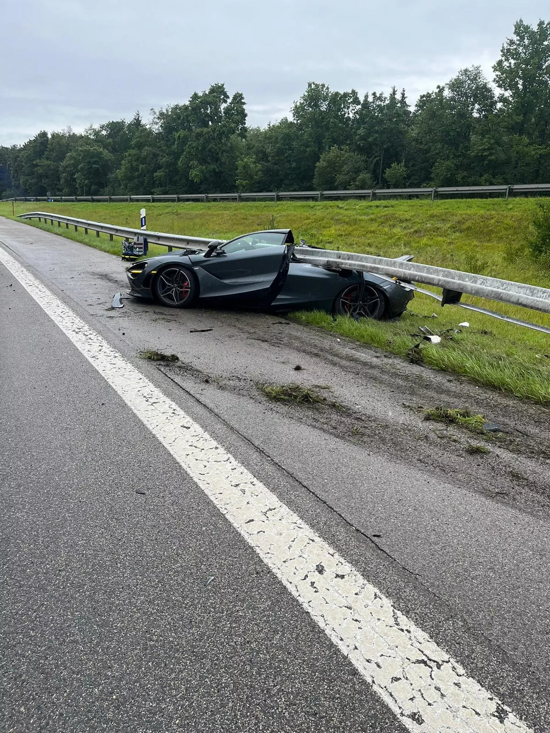 بالرغم من هول الحادث.. سائق مكلارين 720S ينجو بأعجوبة في ألمانيا 7