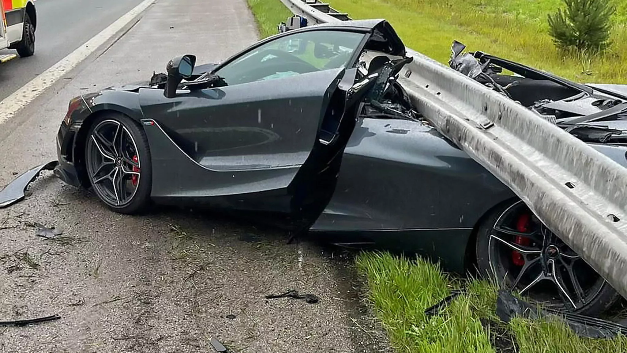 بالرغم من هول الحادث.. سائق مكلارين 720S ينجو بأعجوبة في ألمانيا 10