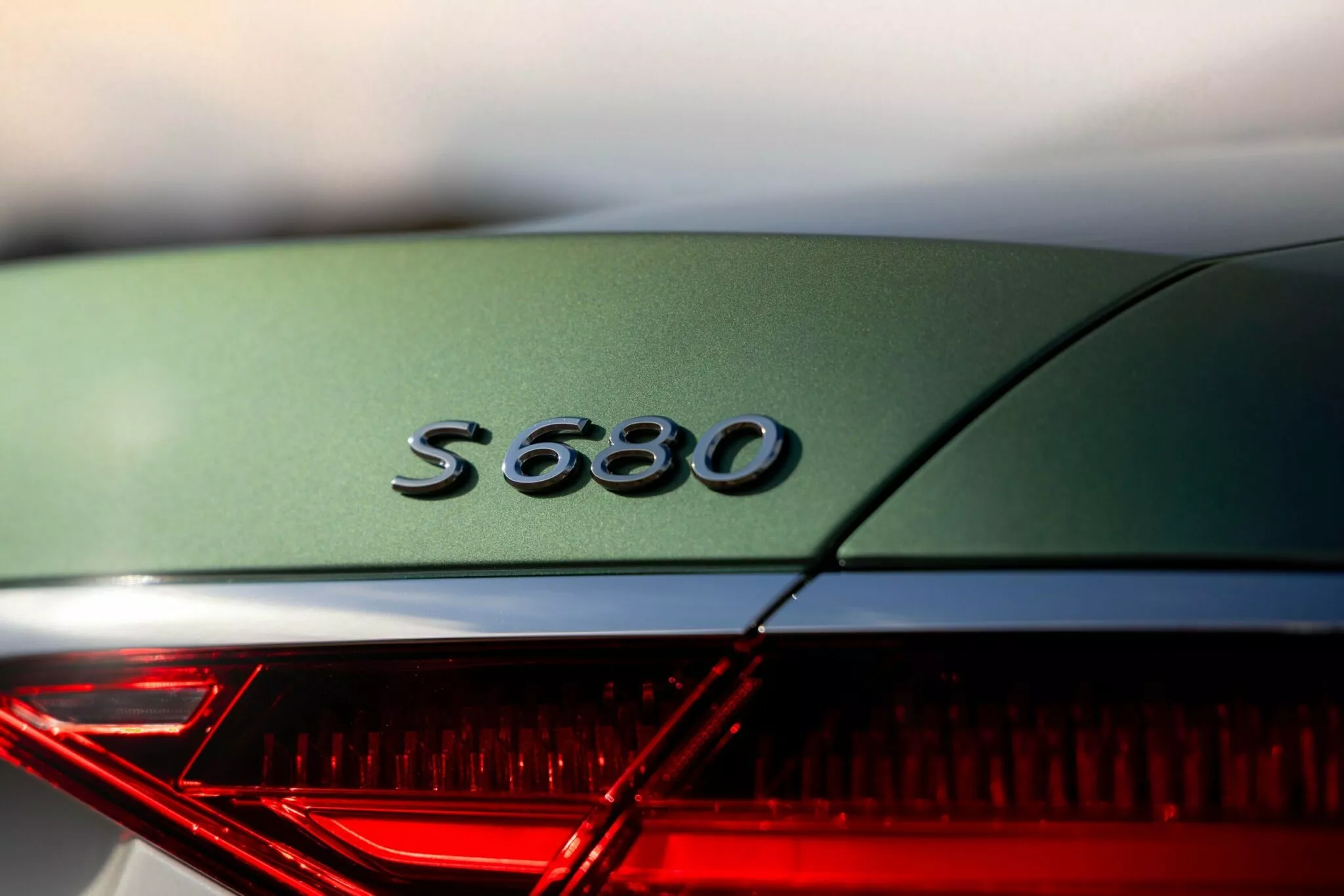 مرسيدس مايباخ S680 إصدار إميرالد آيل.. أفخم سيدان من الصانع الألماني 9