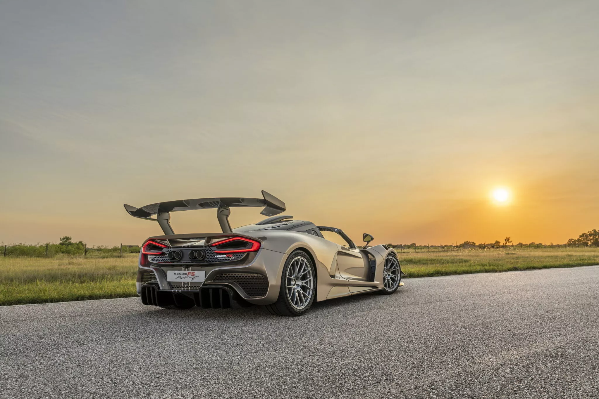 هينيسي فينوم F5 ريفولوشن الجديدة هي أقوى سيارة ناقل يدوي في التاريخ 9