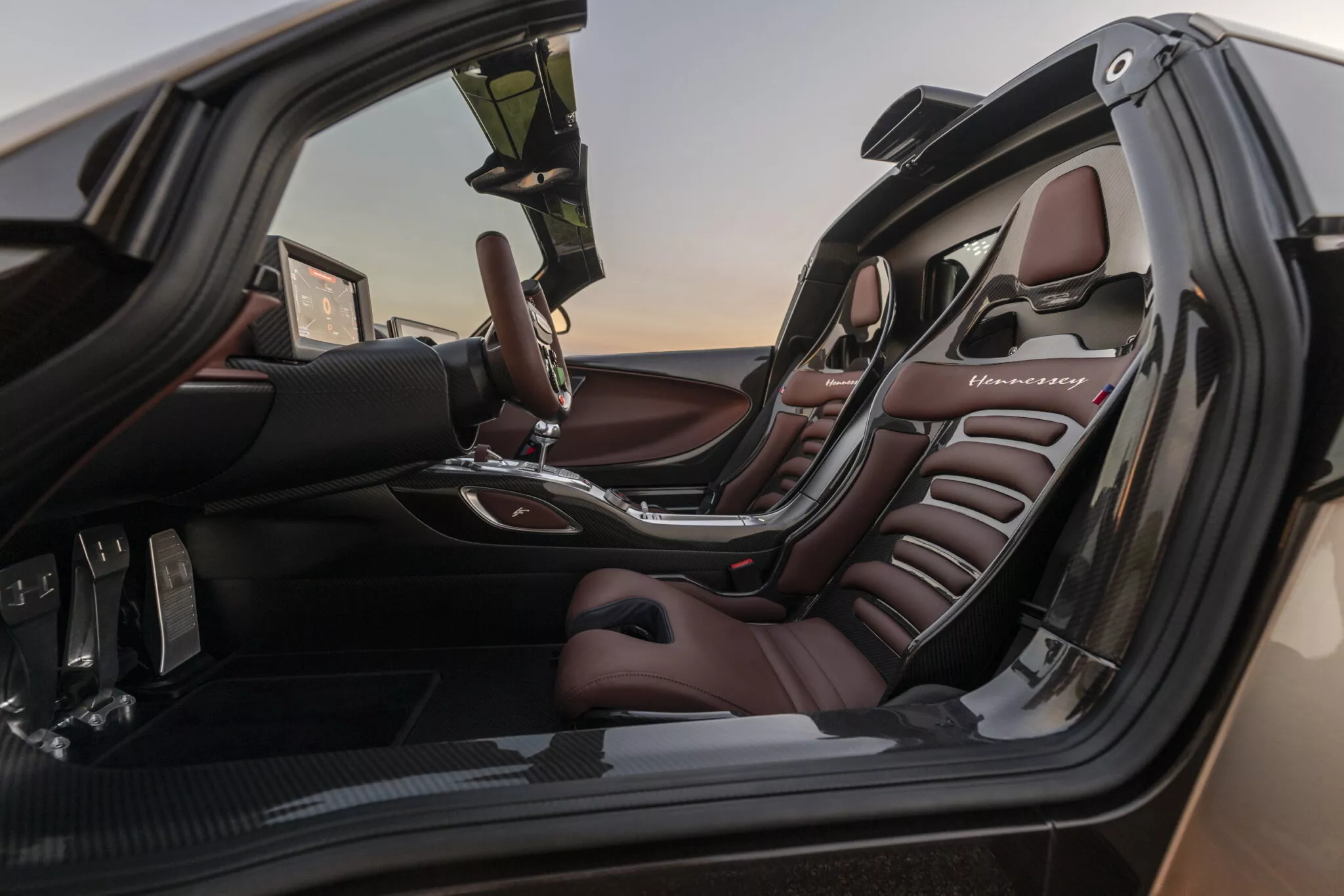 هينيسي فينوم F5 ريفولوشن الجديدة هي أقوى سيارة ناقل يدوي في التاريخ 2