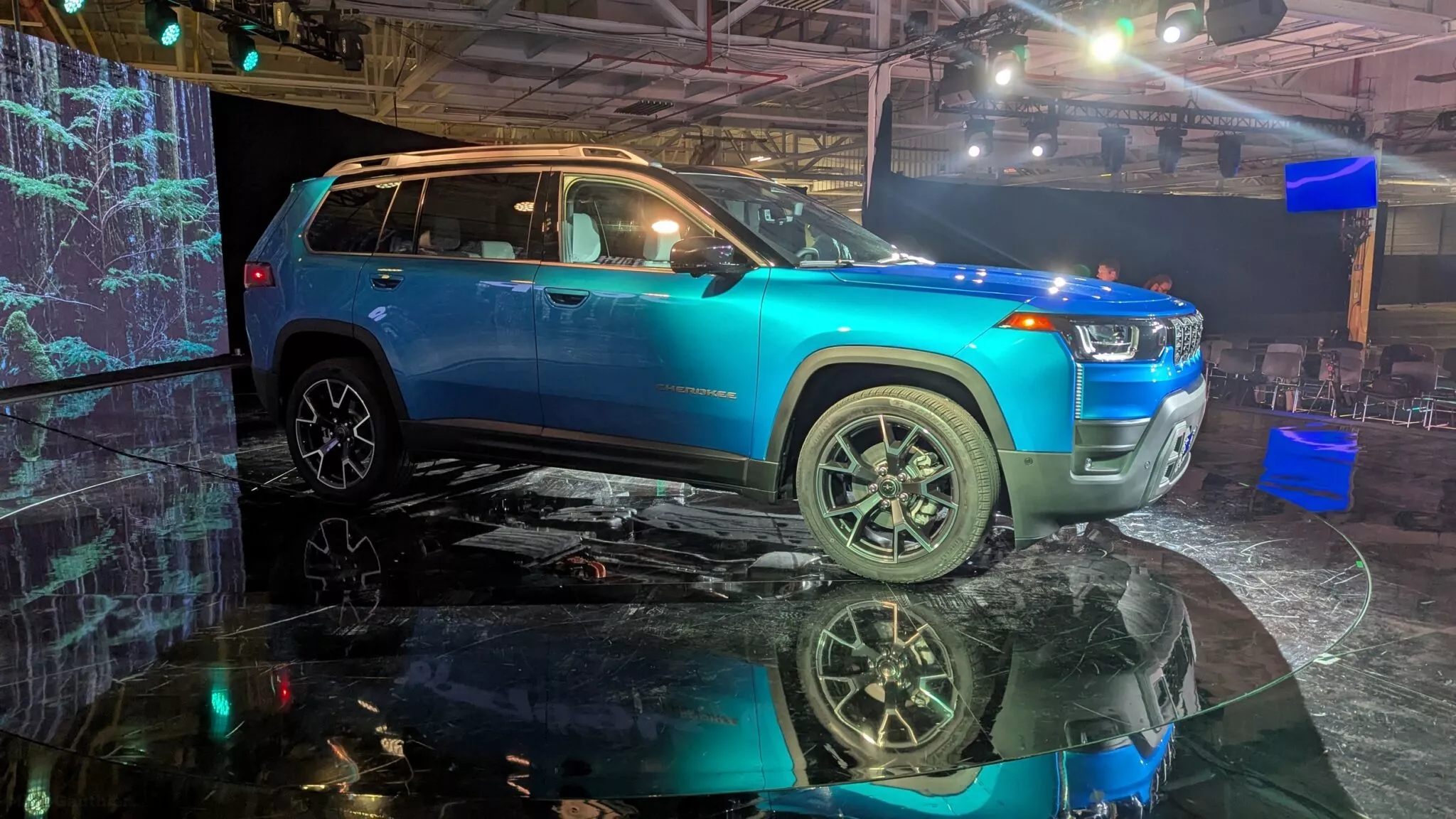 جيب شيروكي 2026 الجديدة كليًا وأهم المواصفات من الخارج والداخل مواصفات أداء جيب شيروكي 2026 الهجينة