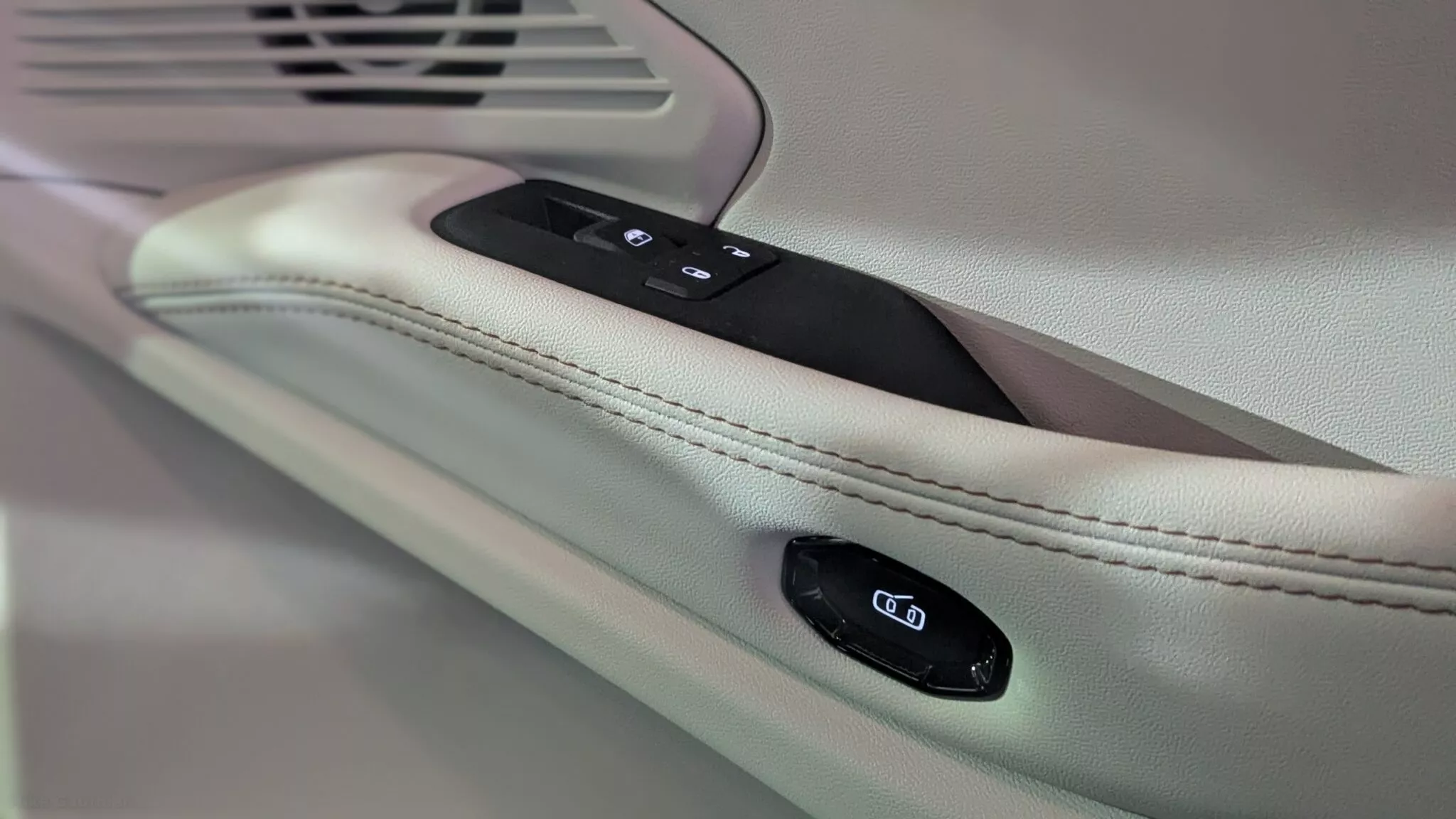 جيب شيروكي 2026 الجديدة كليًا وأهم المواصفات من الخارج والداخل جيب شيروكي 2026 الجديدة كليًا وأهم المواصفات من الخارج والداخل 9