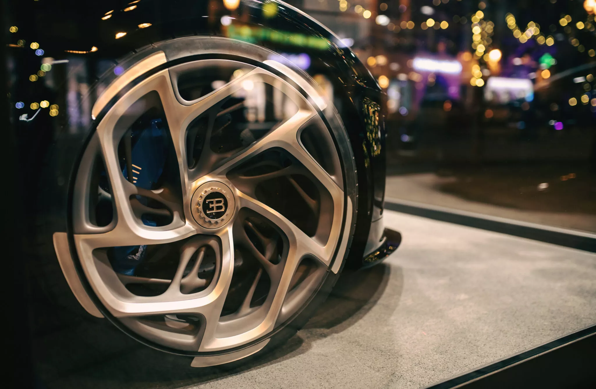 بوجاتي لافواتور نوار تُعرض في مزاد خاص لأول مرة 2