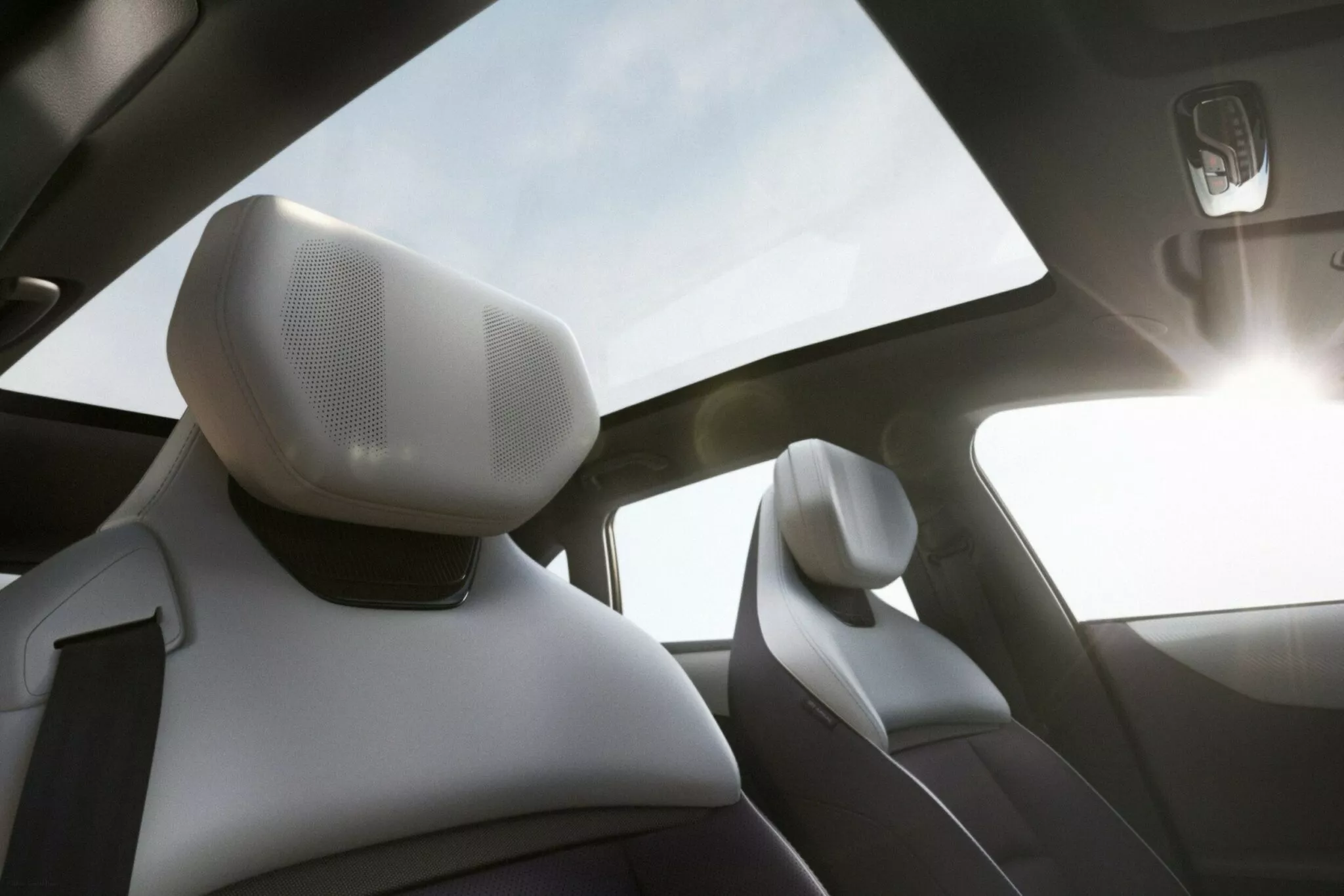 مازدا تطرح الـ SUV الجديدة EZ-60 بسعر مفاجئ 15