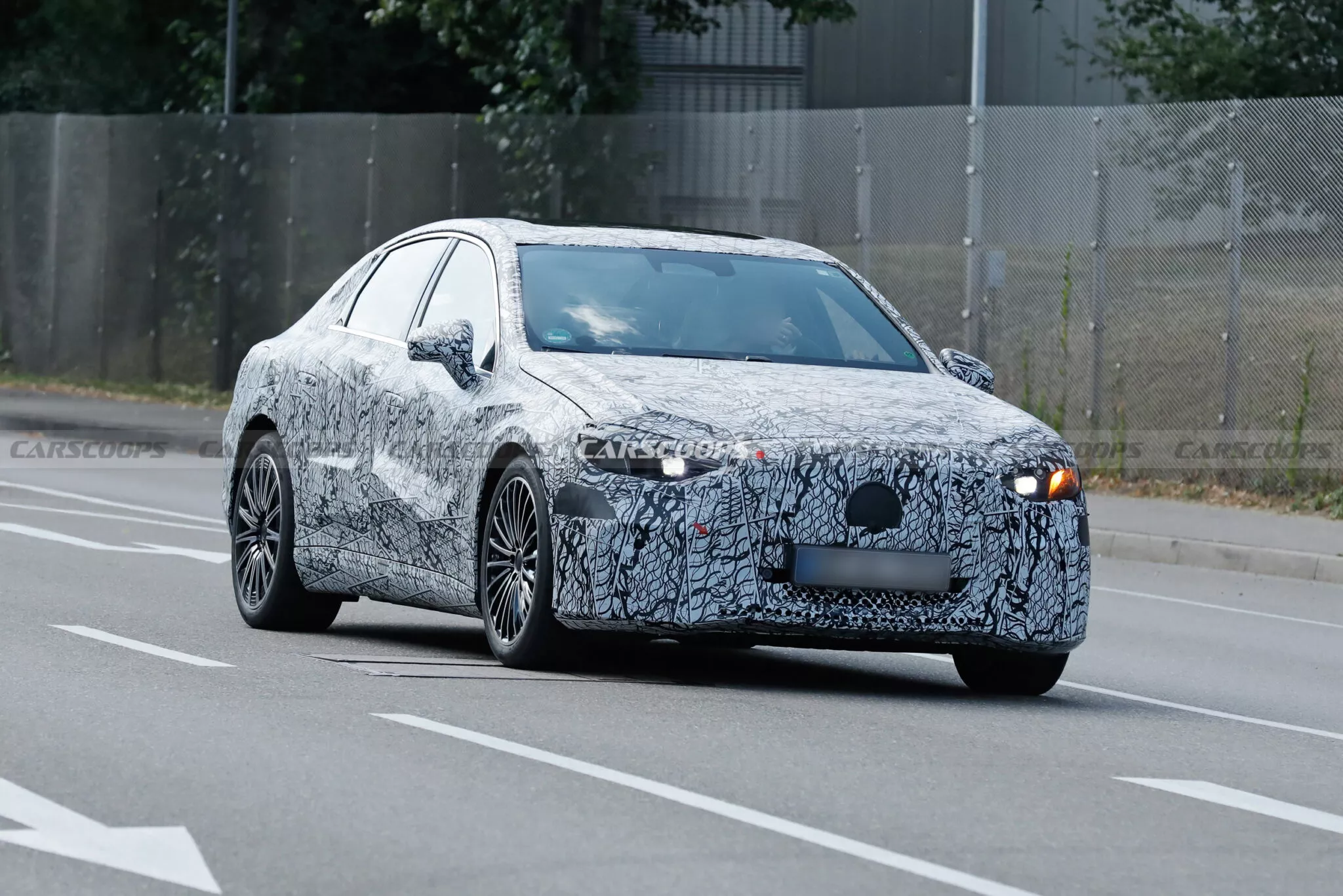 مرسيدس تشوق لـ سي كلاس الكهربائية الجديدة بشبك أمامي عملاق 1