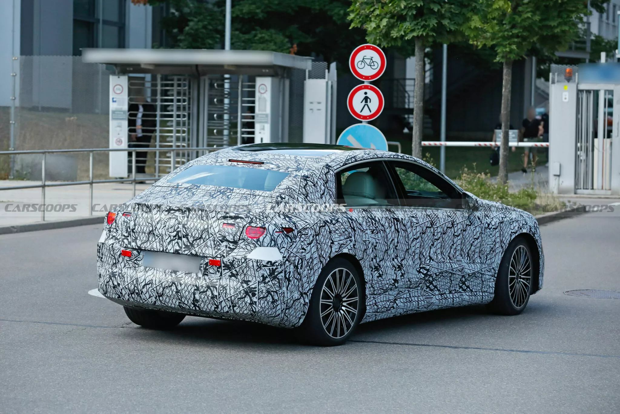 مرسيدس تشوق لـ سي كلاس الكهربائية الجديدة بشبك أمامي عملاق 10