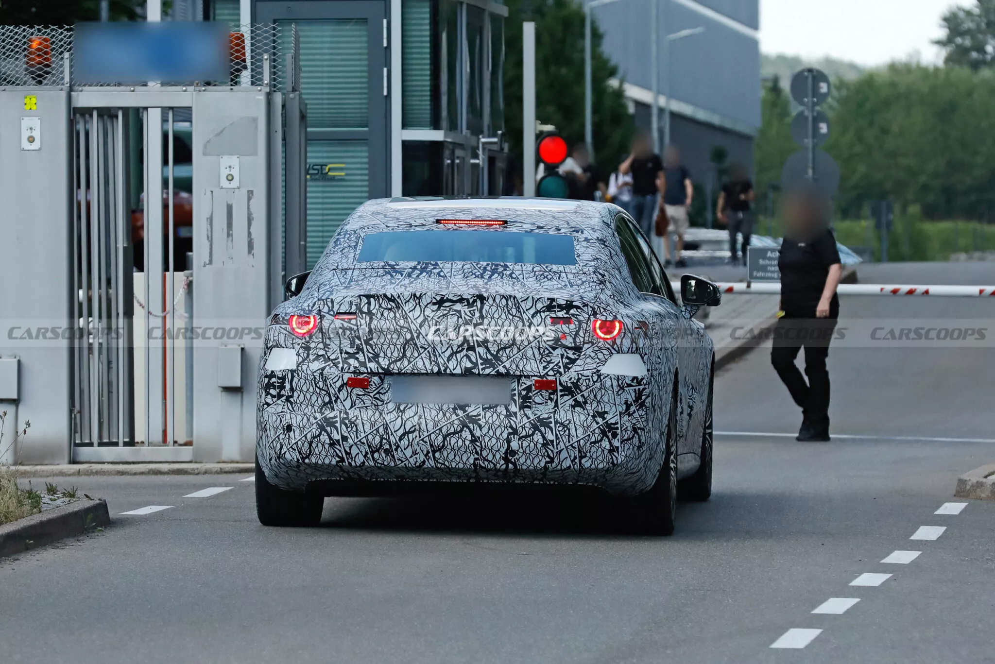 مرسيدس تشوق لـ سي كلاس الكهربائية الجديدة بشبك أمامي عملاق 11