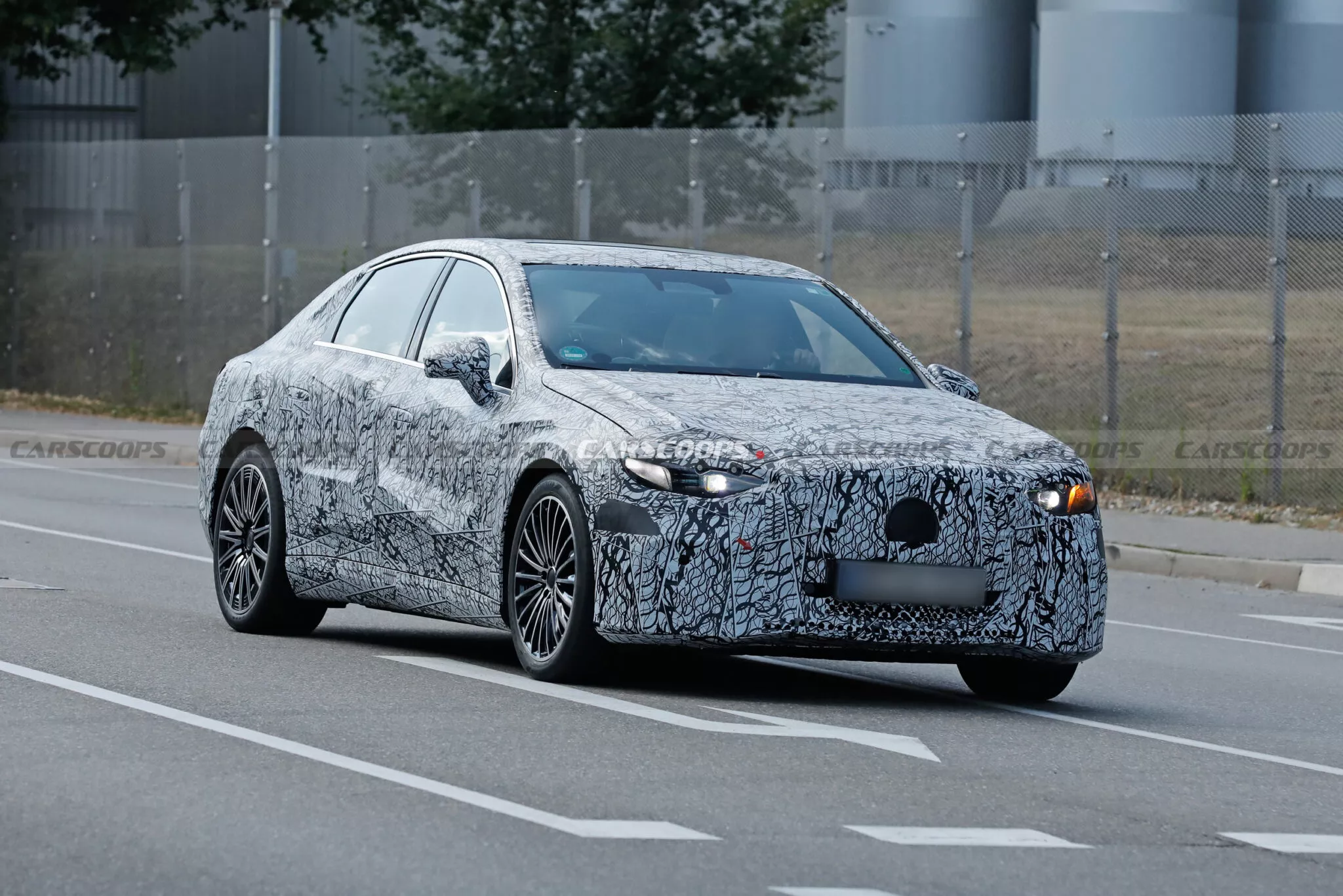 مرسيدس تشوق لـ سي كلاس الكهربائية الجديدة بشبك أمامي عملاق 2