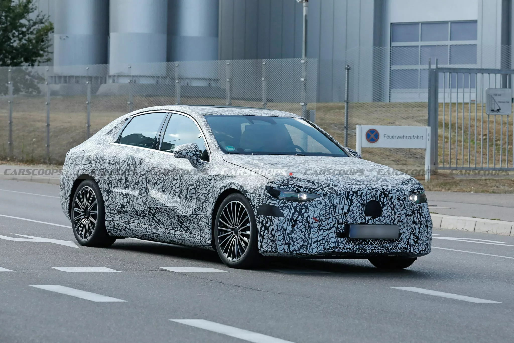 مرسيدس تشوق لـ سي كلاس الكهربائية الجديدة بشبك أمامي عملاق 3