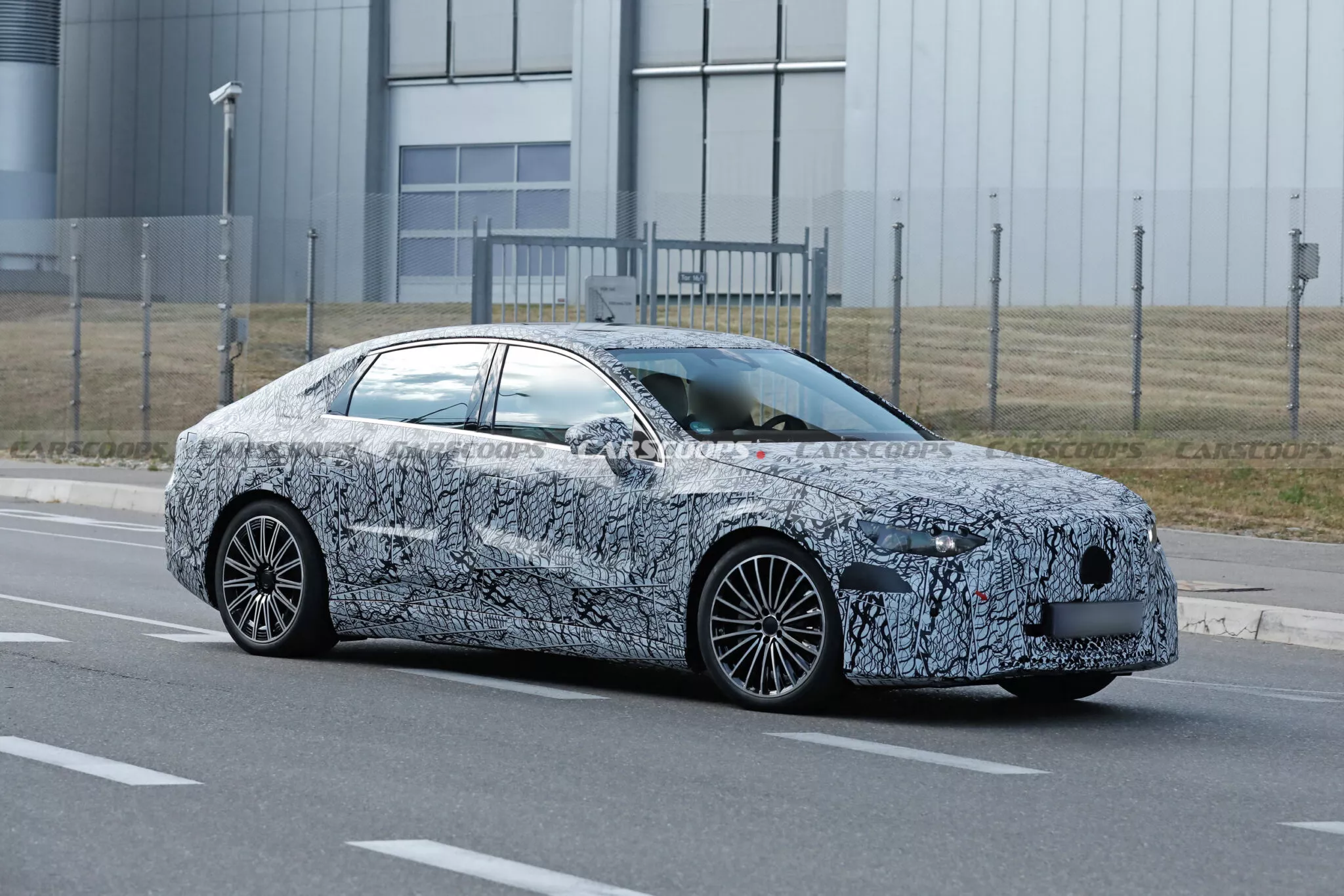 مرسيدس تشوق لـ سي كلاس الكهربائية الجديدة بشبك أمامي عملاق 4