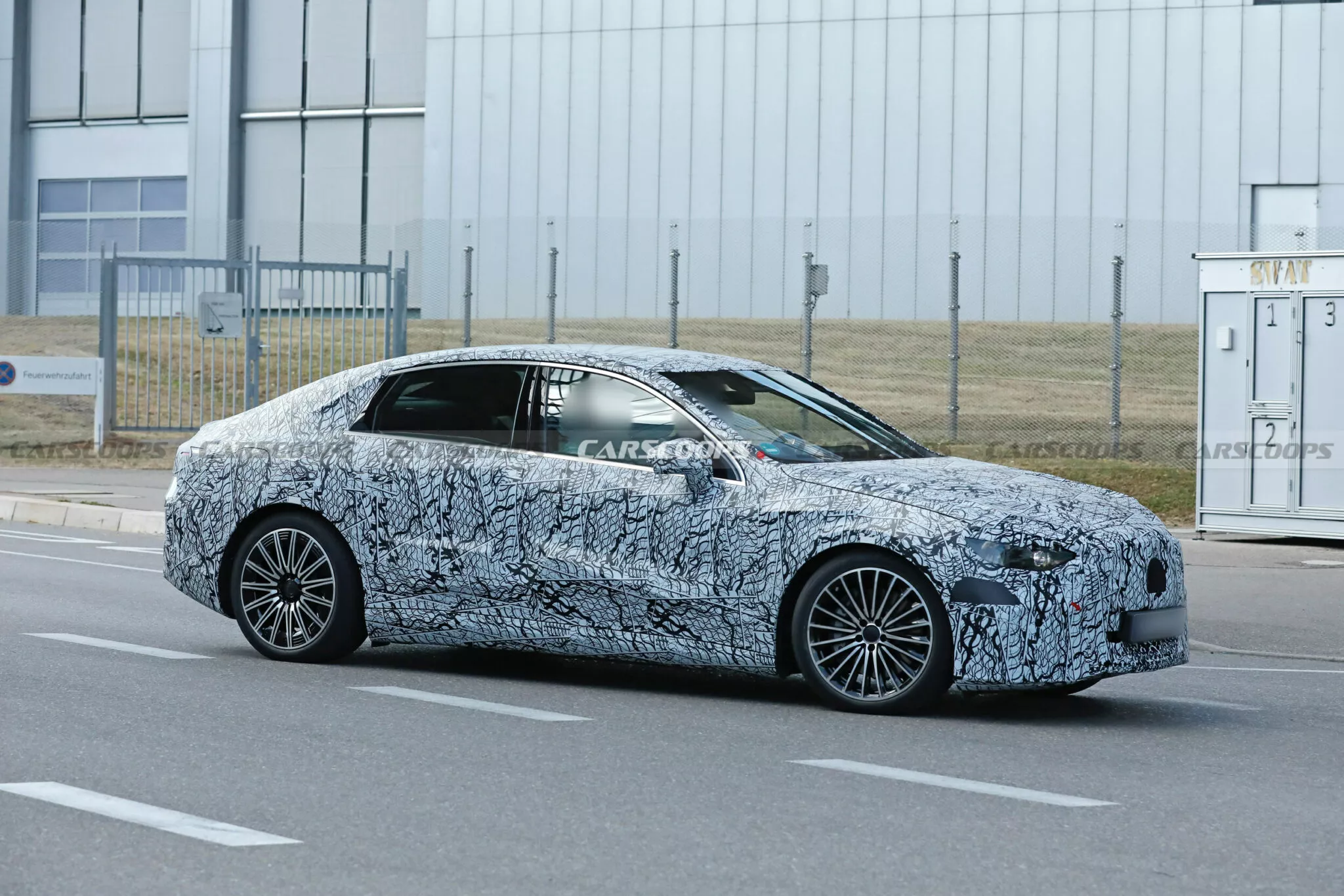 مرسيدس تشوق لـ سي كلاس الكهربائية الجديدة بشبك أمامي عملاق 5