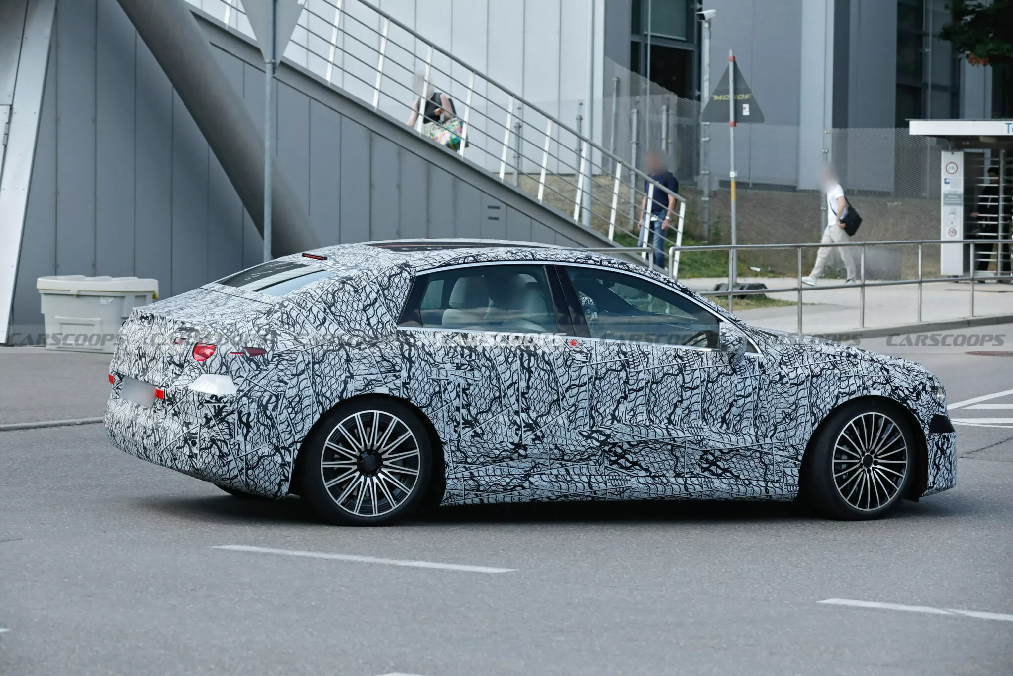 مرسيدس تشوق لـ سي كلاس الكهربائية الجديدة بشبك أمامي عملاق 8