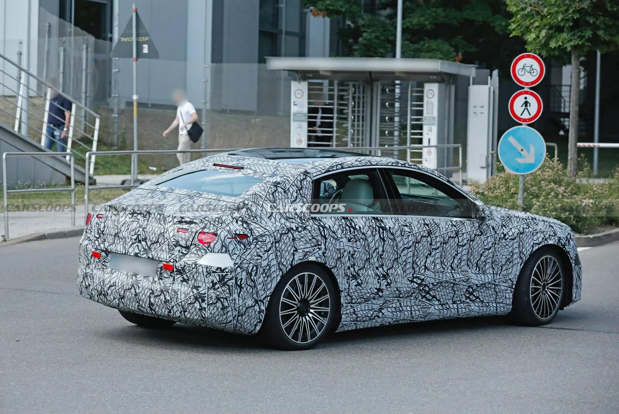 مرسيدس تشوق لـ سي كلاس الكهربائية الجديدة بشبك أمامي عملاق 9